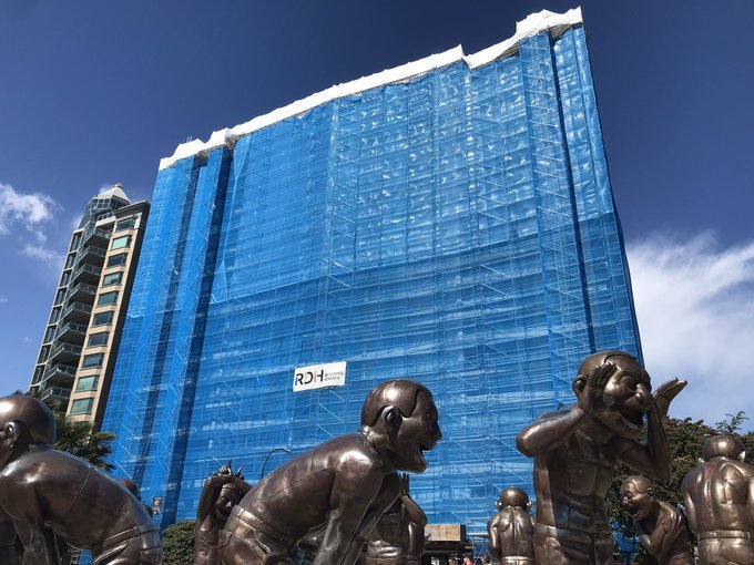 𝗔 𝗛𝗨𝗚𝗘 𝗪𝗔𝗟𝗟 𝗢𝗙 𝗦𝗖𝗔𝗙𝗙𝗢𝗟𝗗𝗜𝗡𝗚 went up (front and back) for exterior renovations/window replacement on the 20-storey Ocean Towers . (John Streit Photo)
