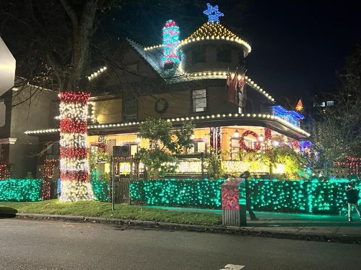 𝗦𝗘𝗔𝗦𝗢𝗡’𝗦 𝗦𝗜𝗚𝗛𝗧𝗦 … West Enders always get into the spirit of the season, but our favourite display, at Nelson and Bute, has been a traffic-stopper for years. (Devon Schultz Photo)