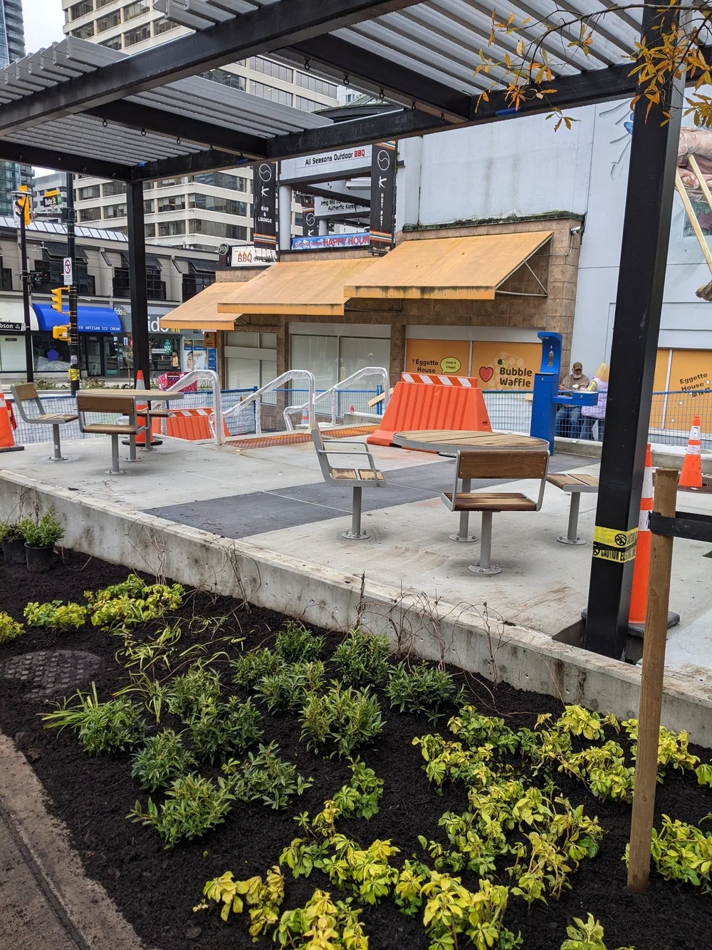 𝗥𝗢𝗕𝗦𝗢𝗡 𝗣𝗟𝗔𝗭𝗔 ... The new public space at Robson and Bute is close to being finished. (Patricia Gooch Photo)