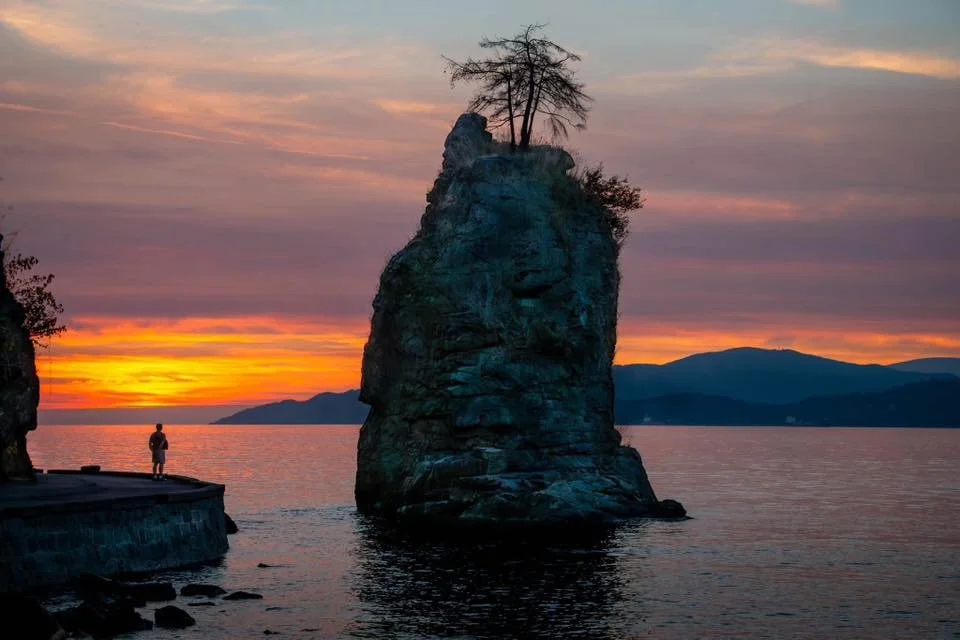 𝗔 𝗪𝗘𝗦𝗧 𝗘𝗡𝗗 𝗦𝗨𝗡𝗦𝗘𝗧: From just about anywhere on the West End shore the sunsets are amazing. (Jerry Schultz Photo)