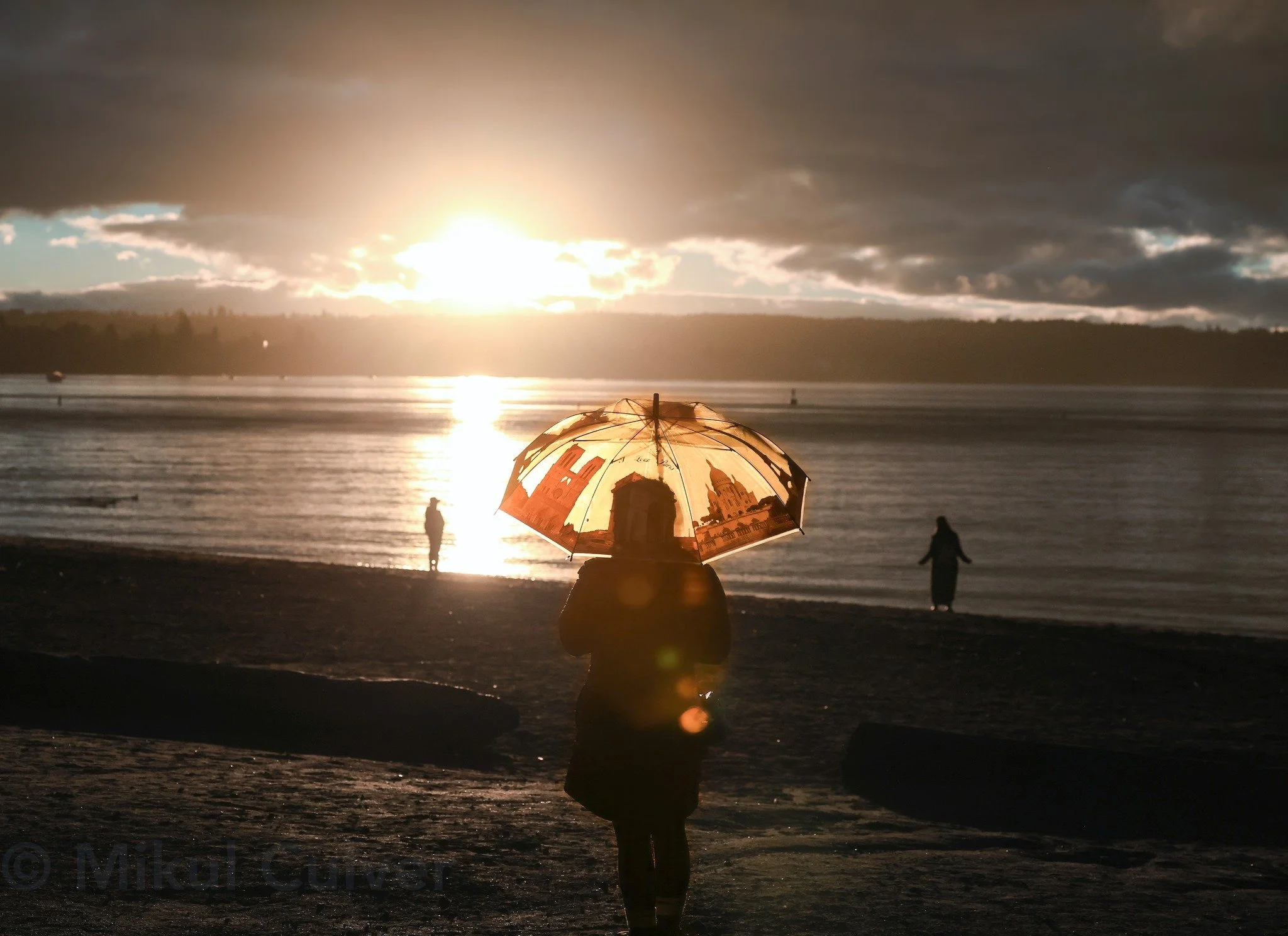 𝗦𝗣𝗘𝗔𝗞𝗜𝗡𝗚 𝗢𝗙 𝗦𝗨𝗡𝗦𝗘𝗧𝗦:  Yes, we just can't get enough of them, can we? And note the Paris images on the umbrella! (Mikul Culver Photo)