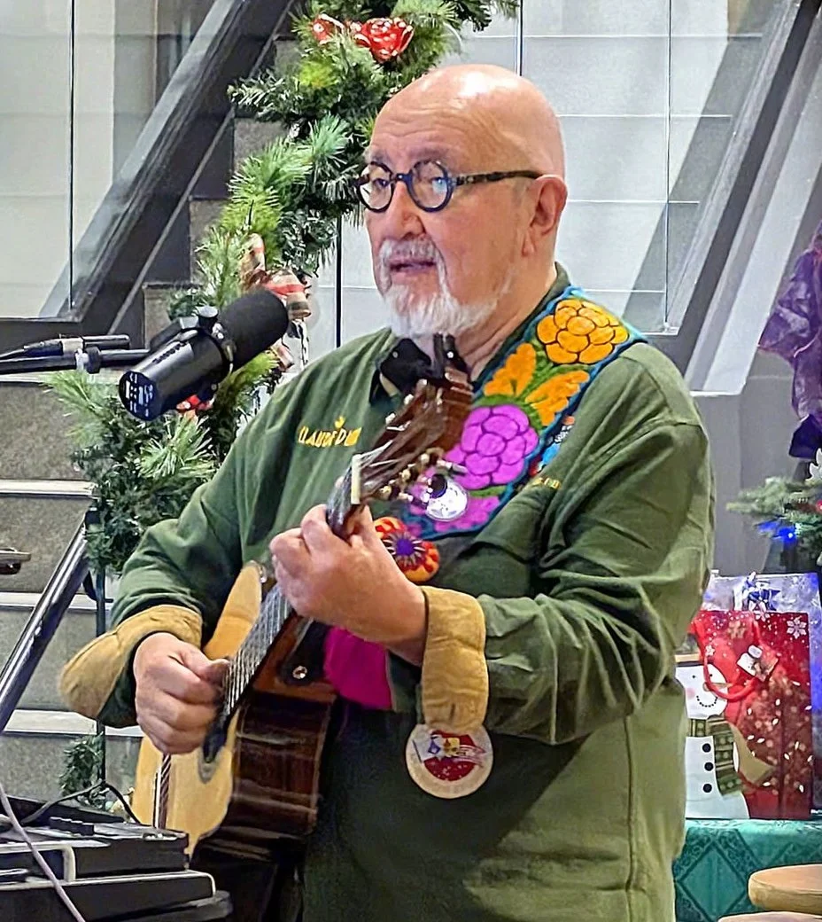 𝗧𝗛𝗔𝗧'𝗦 𝗘𝗡𝗧𝗘𝗥𝗧𝗔𝗜𝗡𝗠𝗘𝗡𝗧:Shout-out to Claude Duke for making spirits bright at Denman Mall. (Eric Schmidt Photo)