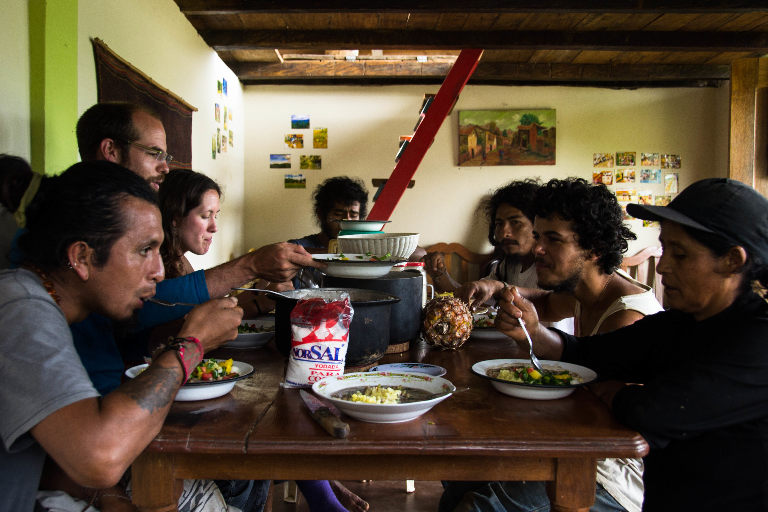 The volunteers cook and eat together, often rice with vegetables and fruit picked from the trees that grow around the chacra. Los voluntarios a menudo cocinan y comen juntos arroz con verduras y frutas cosechadas de los arbóles que crecen alrededor de la chacra. Les volontaires cuisinent et mangent ensemble, la plupart du temps du riz avec des légumes et des fruits cueillies sur les arbres qui poussent aux alentours de la Chacra.