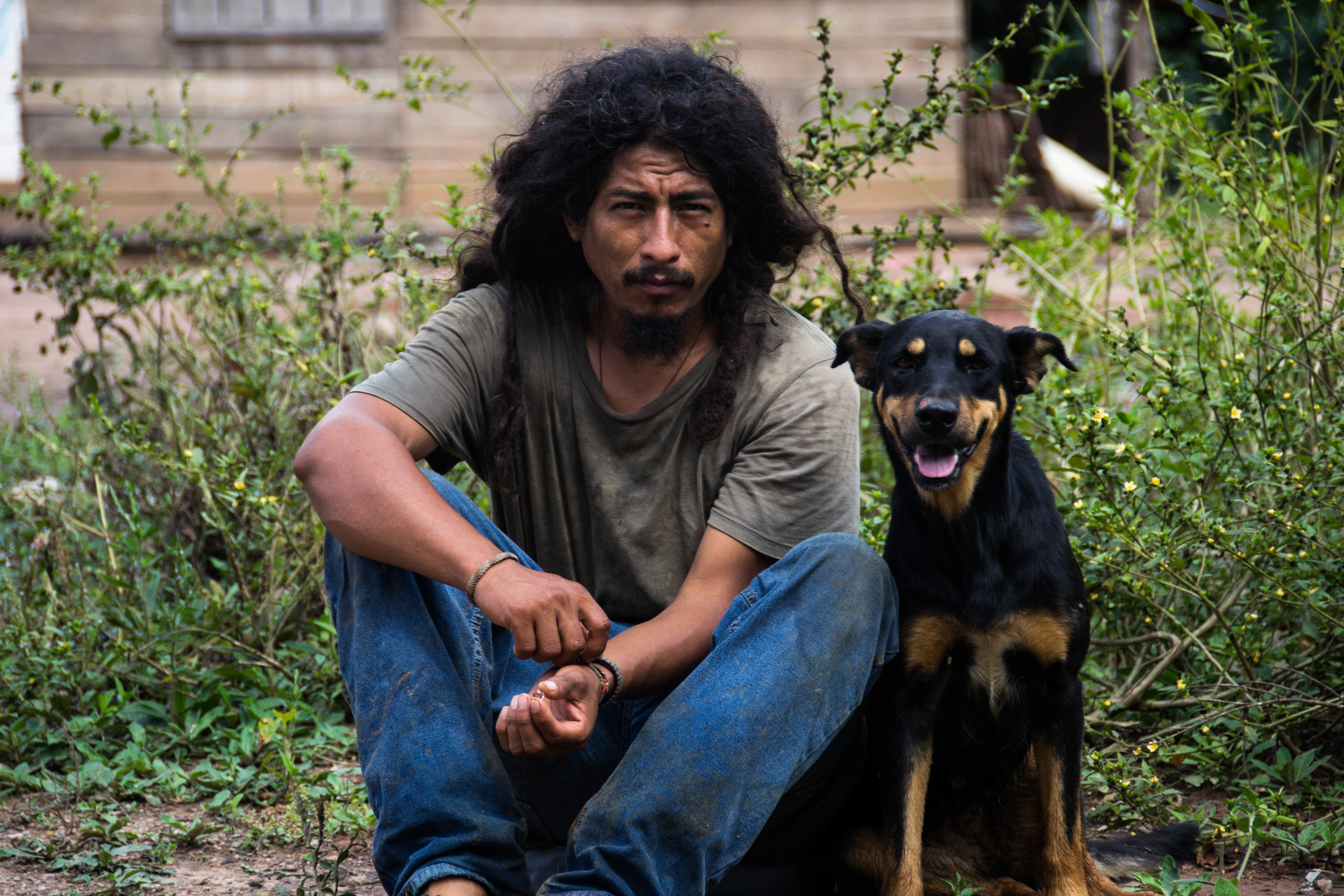While there's lots of work to be done, those who live and work at Enamórate! find plenty of time to explore the surrounding region. Here, Jesús waits with Huaykitcha for a truck into Pichanaki, the closest town. Aunque hay mucho que hacer los integrantes que viven y trabajan en Enamórate! siempre encuentran tiempo suficiente para explorar y conocer todos sus alrededores. Vean aquí - Jesús espera con Huaykitcha un carro hacia Pichanaki, el pueblo mas cercano. Bien qu'ils aient beaucoup de travail, ceux qui vivent et travaillent à Enamórate! trouvent le temps d'explorer dans la région. Ici, Jesús attend qu'un camion vienne pour qu’il puisse aller à Pichanaki, un village à proximité.