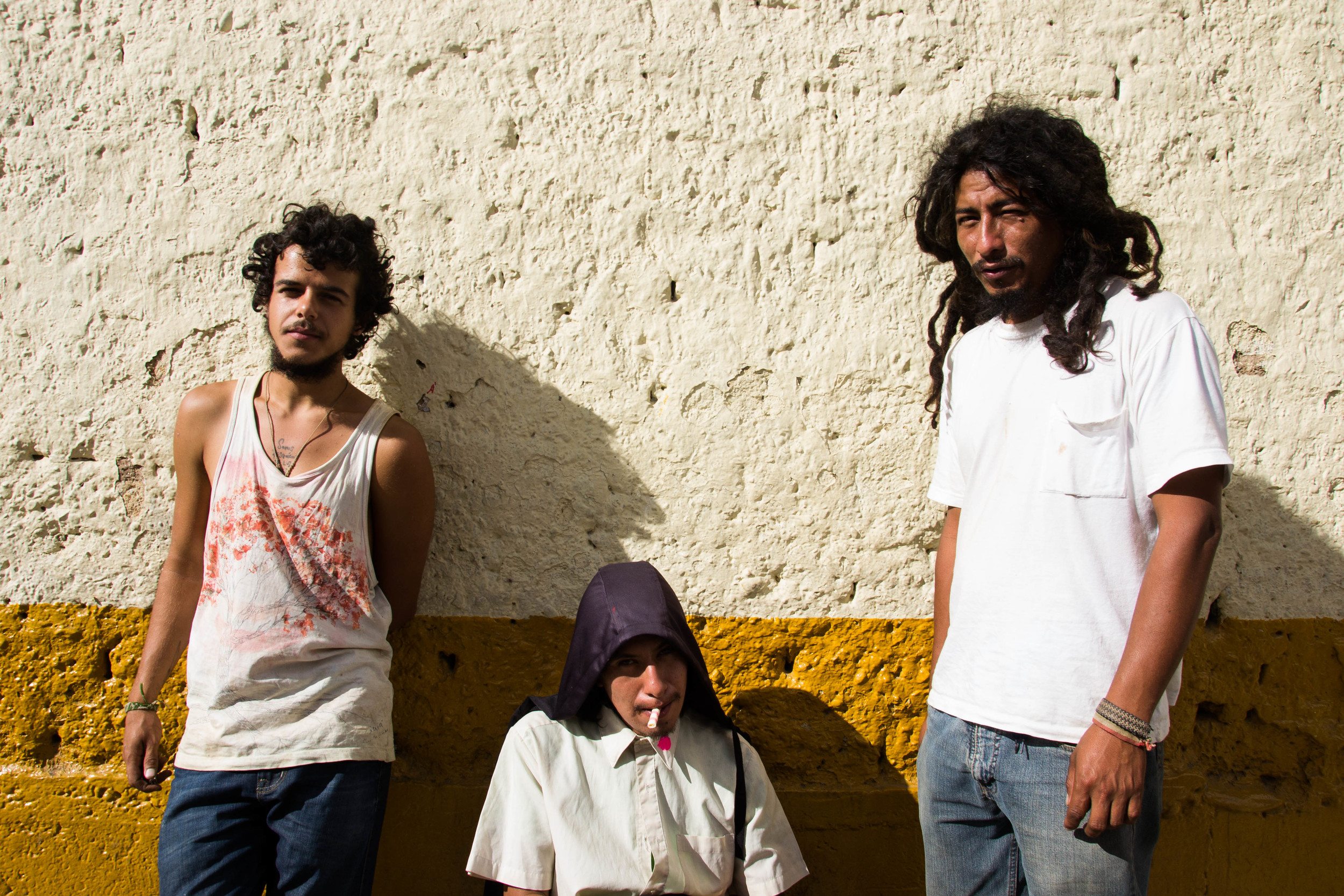 Gaspar, a former volunteer who lives in Huancayo, poses with Christian and Jesús at the fair. Gaspar, un ex-voluntario que vive en Huancayo, posa con Christian y Jesús en la feria. Gaspar, un ancien volontaire qui vit à Huancayo, pose avec Christian et Jesús à la foire.
