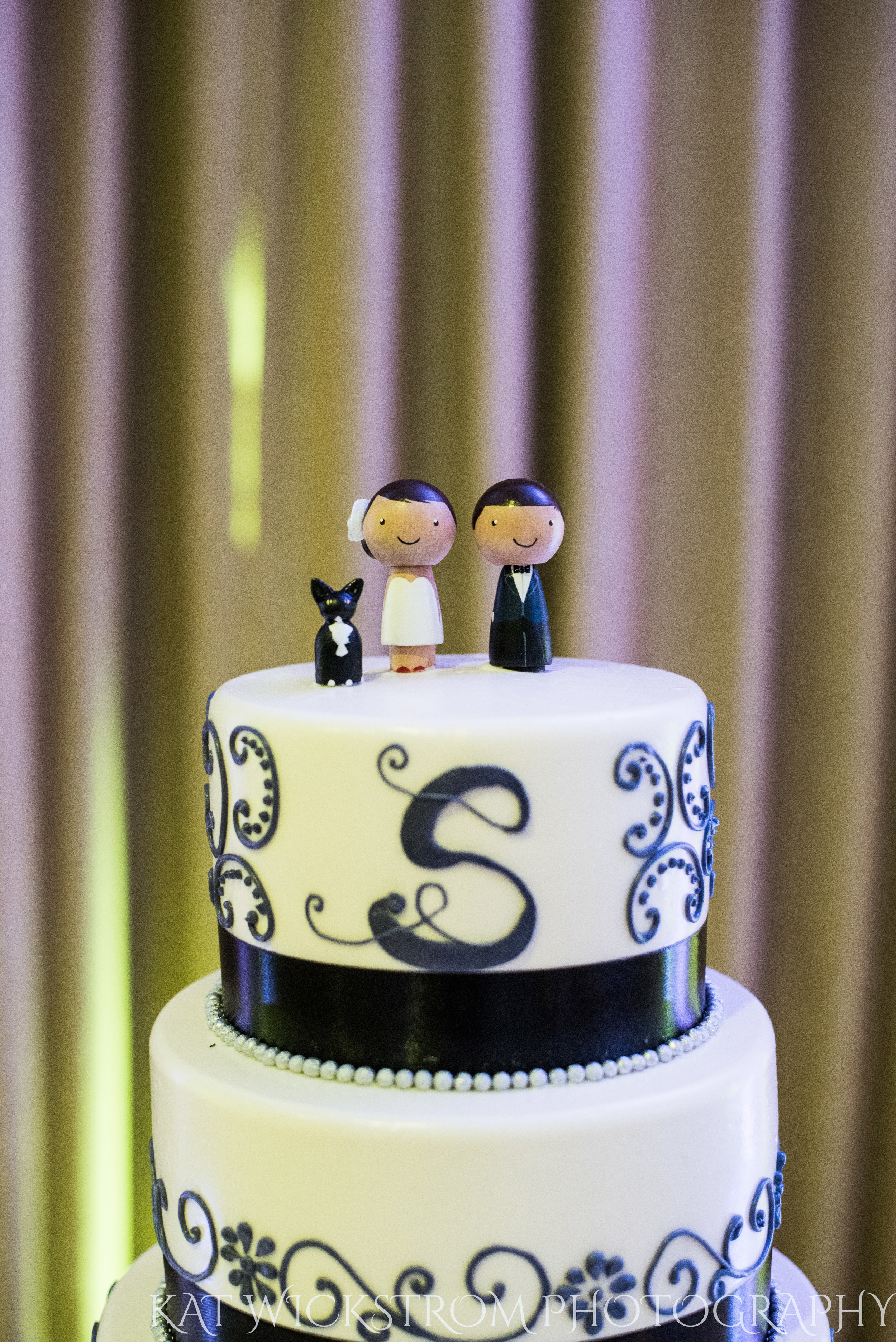 How adorable are these cake toppers made of wood people?!