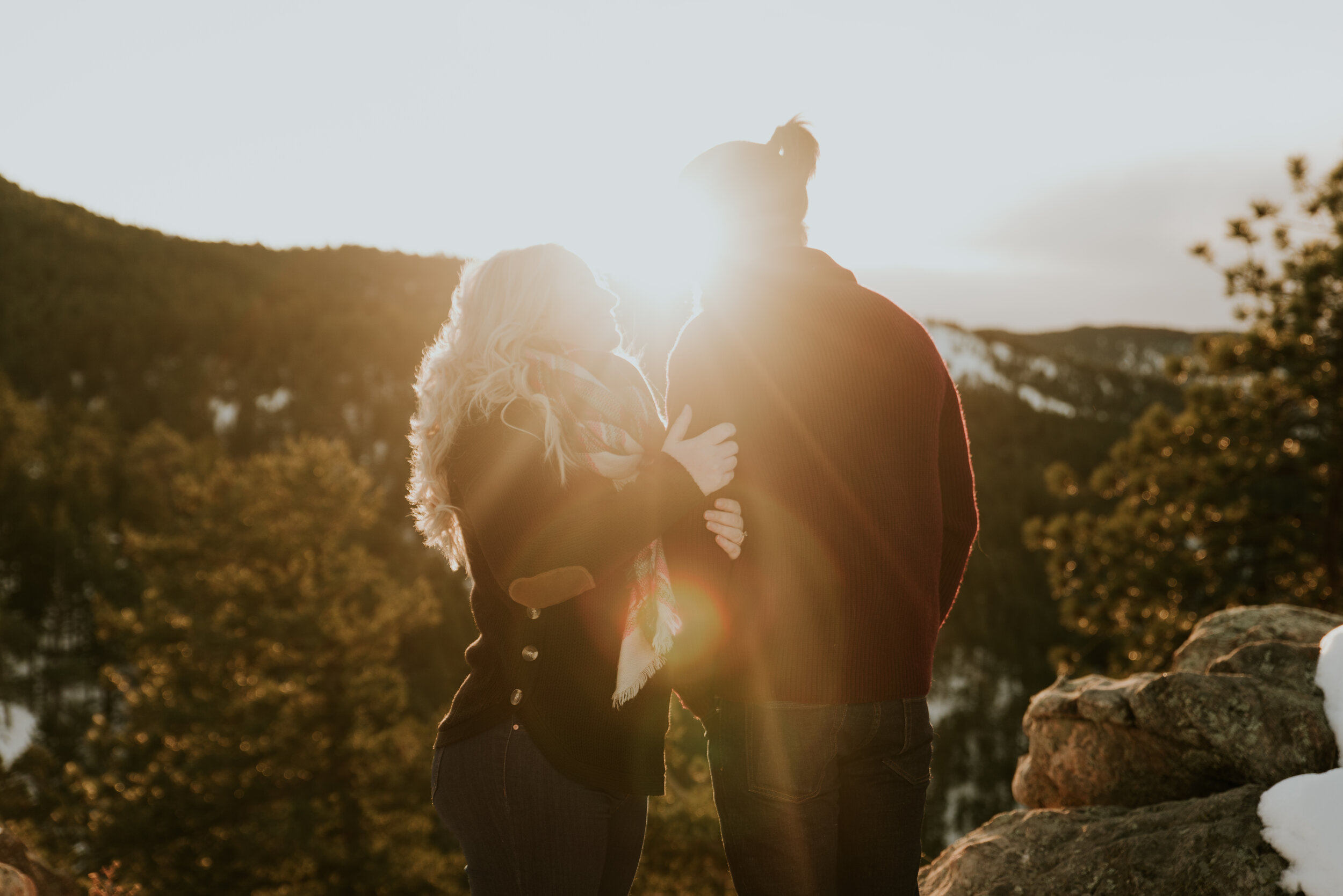 sunburst-engagement-photo-in-colorado-mountains