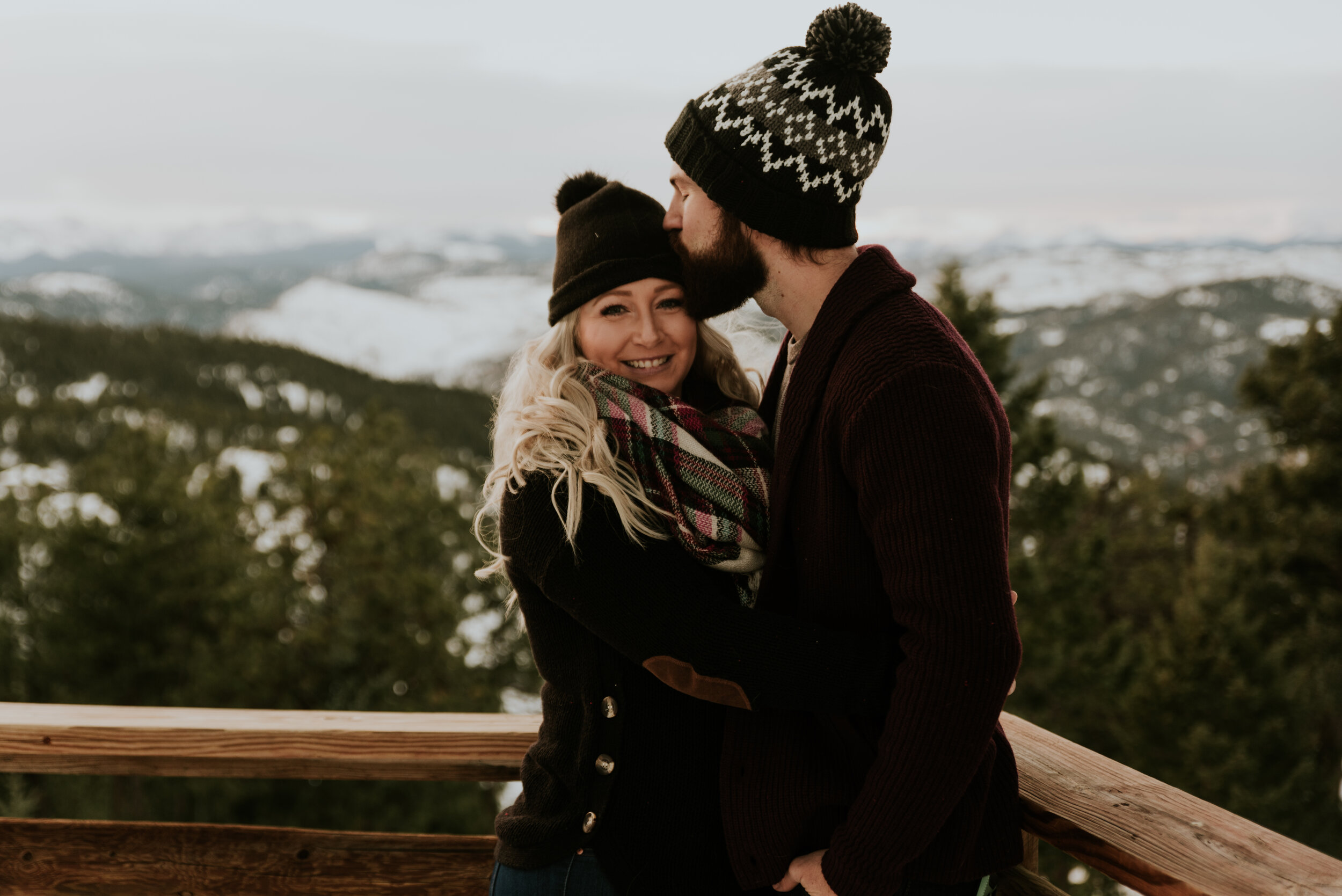 couple-embracing-at-lost-gulch-overlook