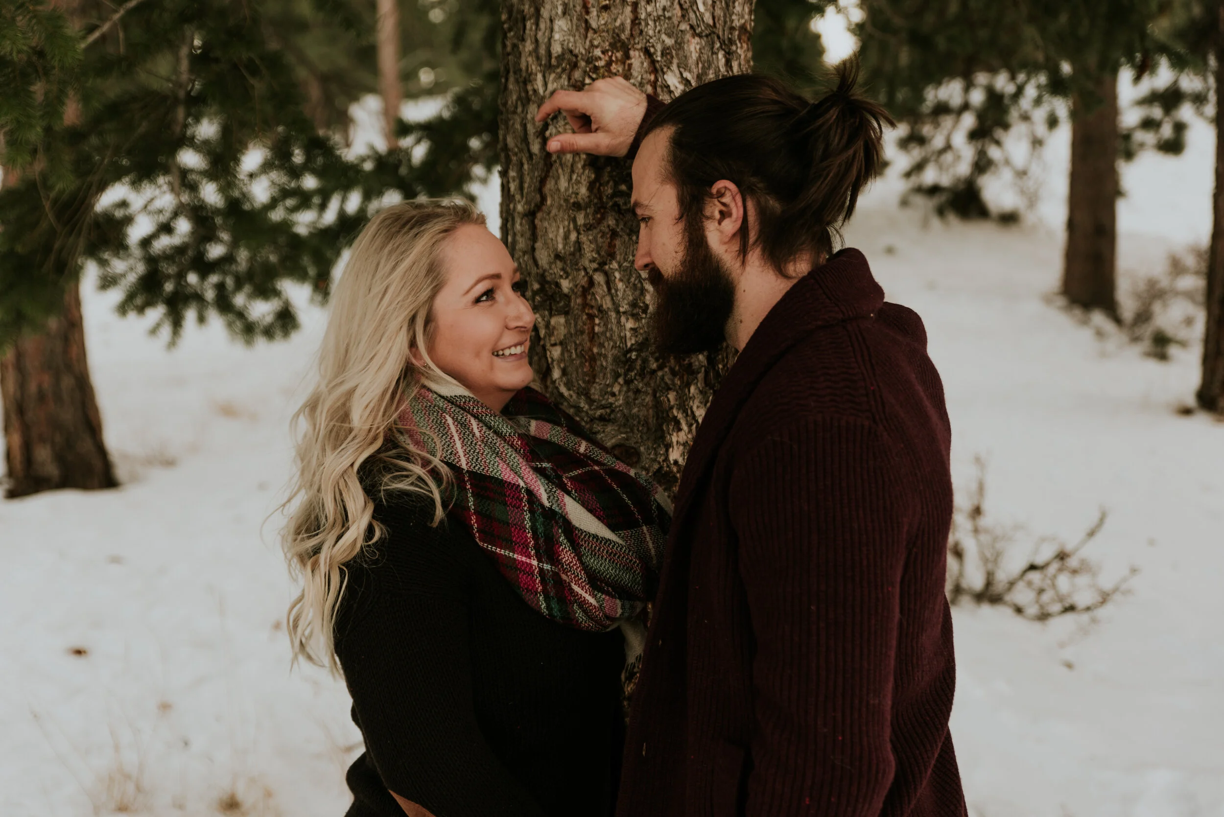 couple-leans-against-tree-at-lost-gulch