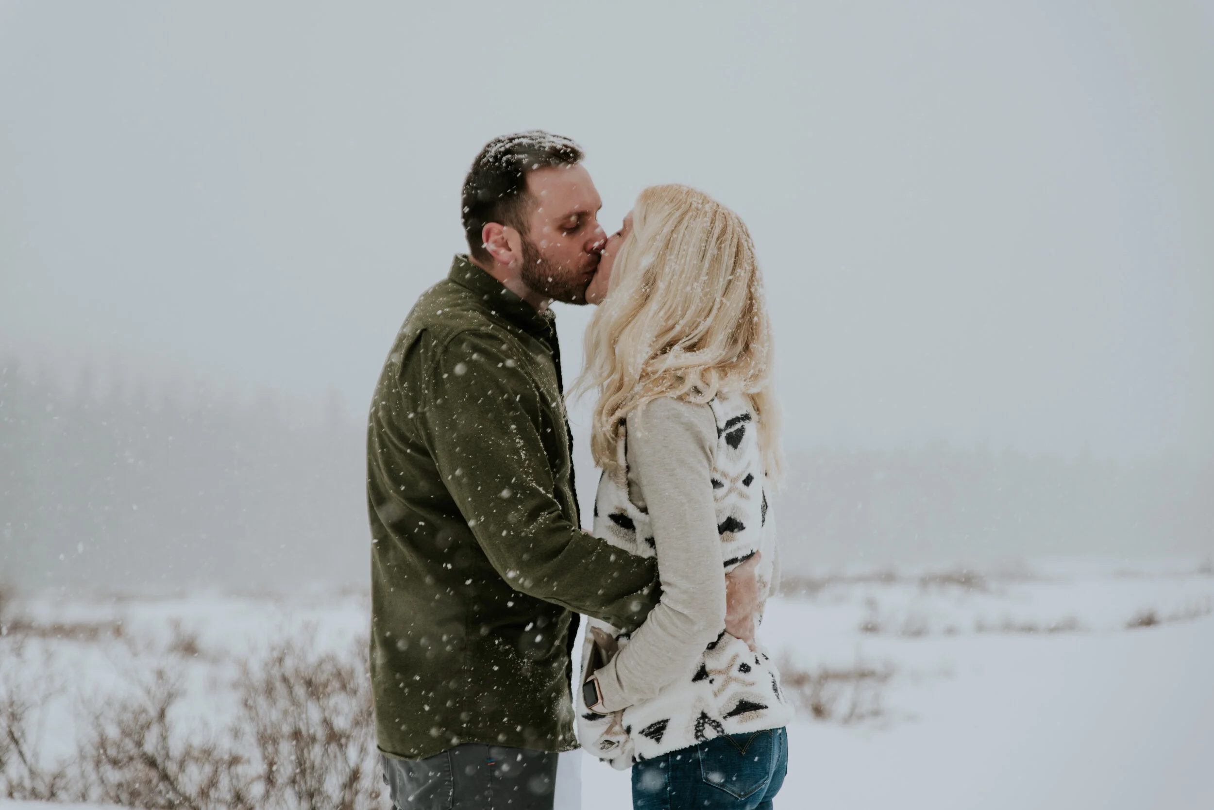 couple-kissing-at-echo-lake