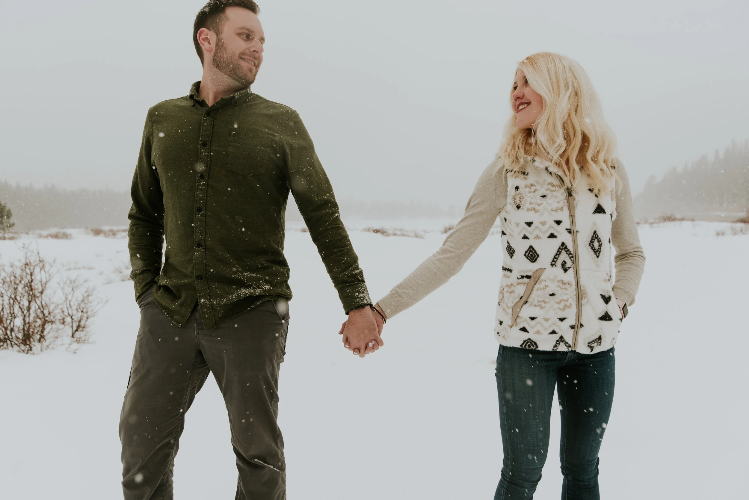 couple-holds-hand-on-lake