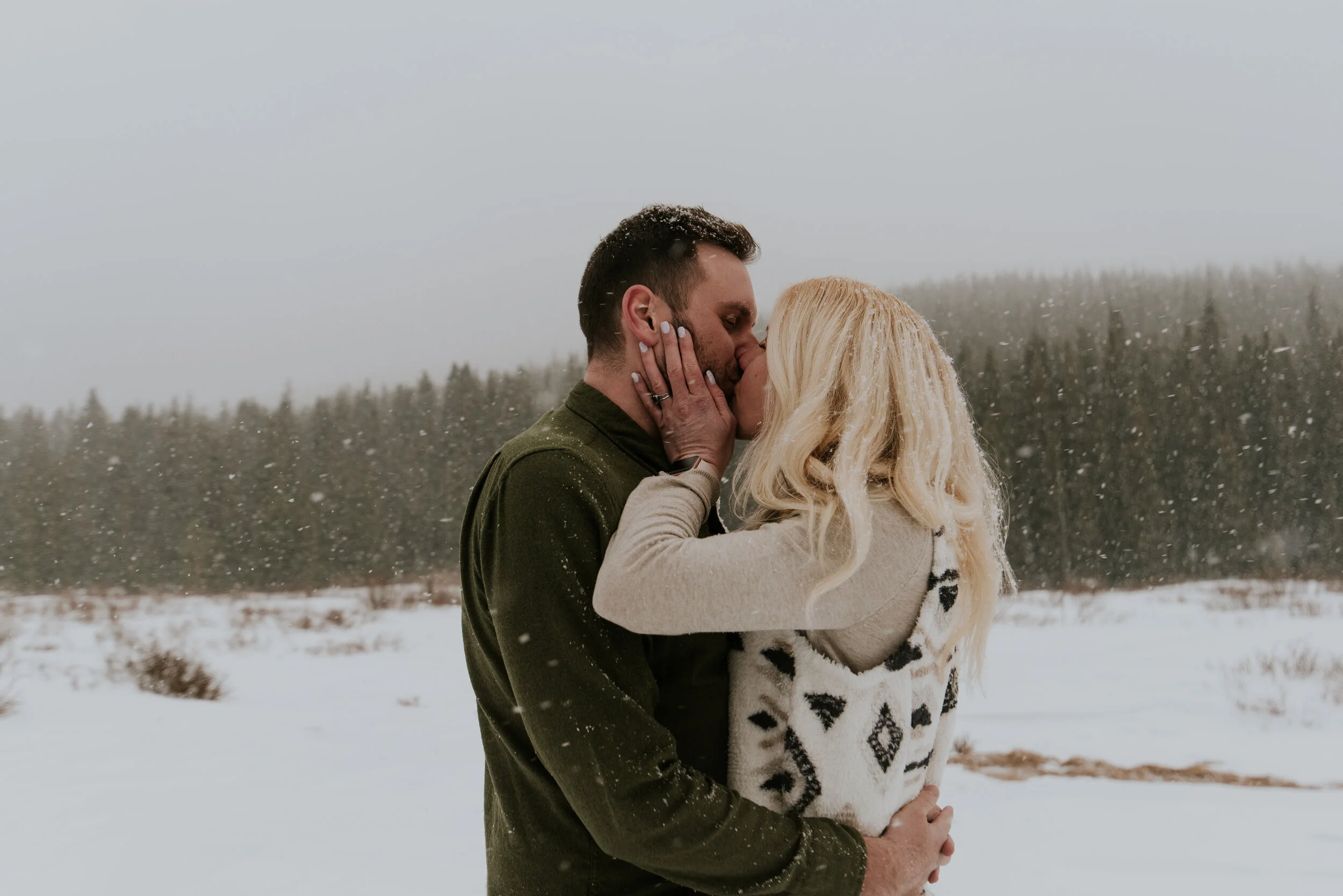 kissing-couple-on-the-lake