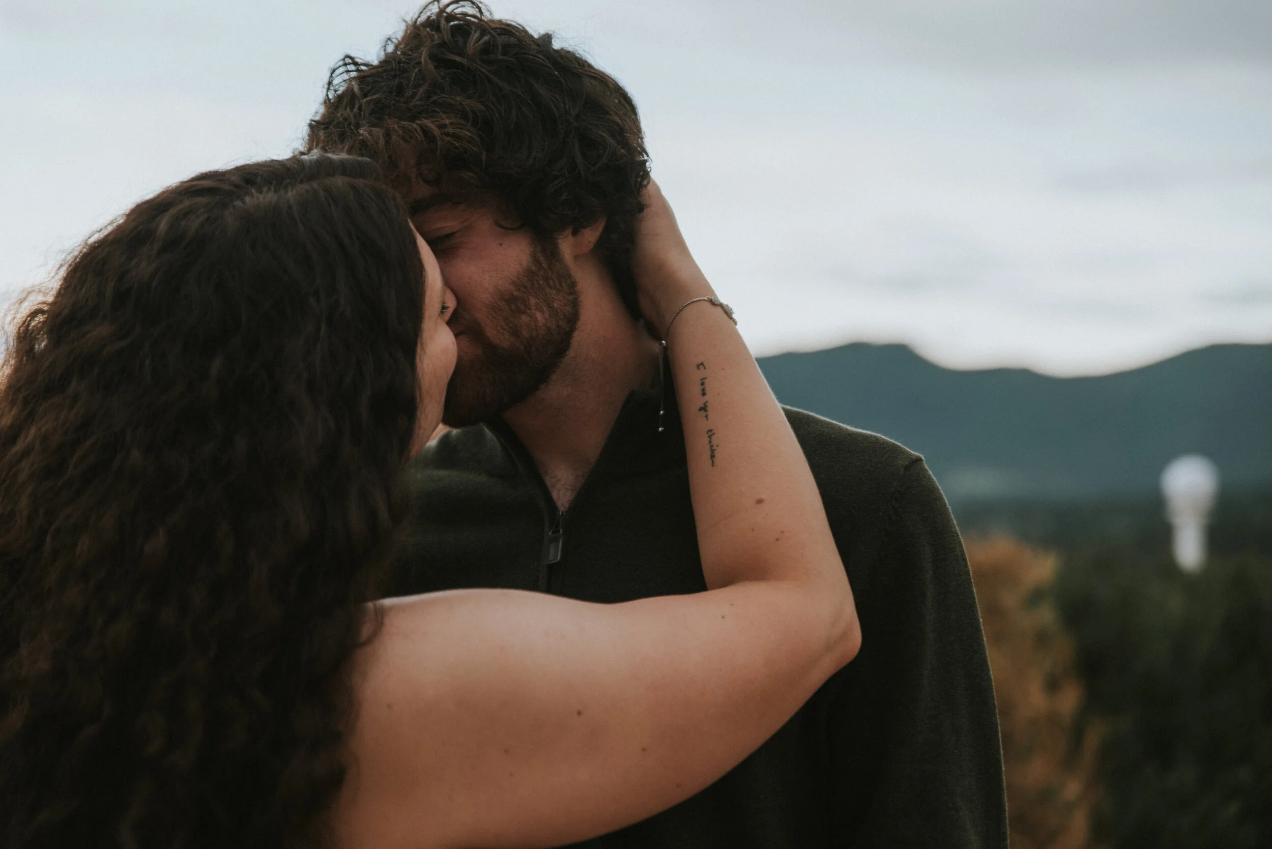 kissing_in_the_mountains_during_engagement_photo_session