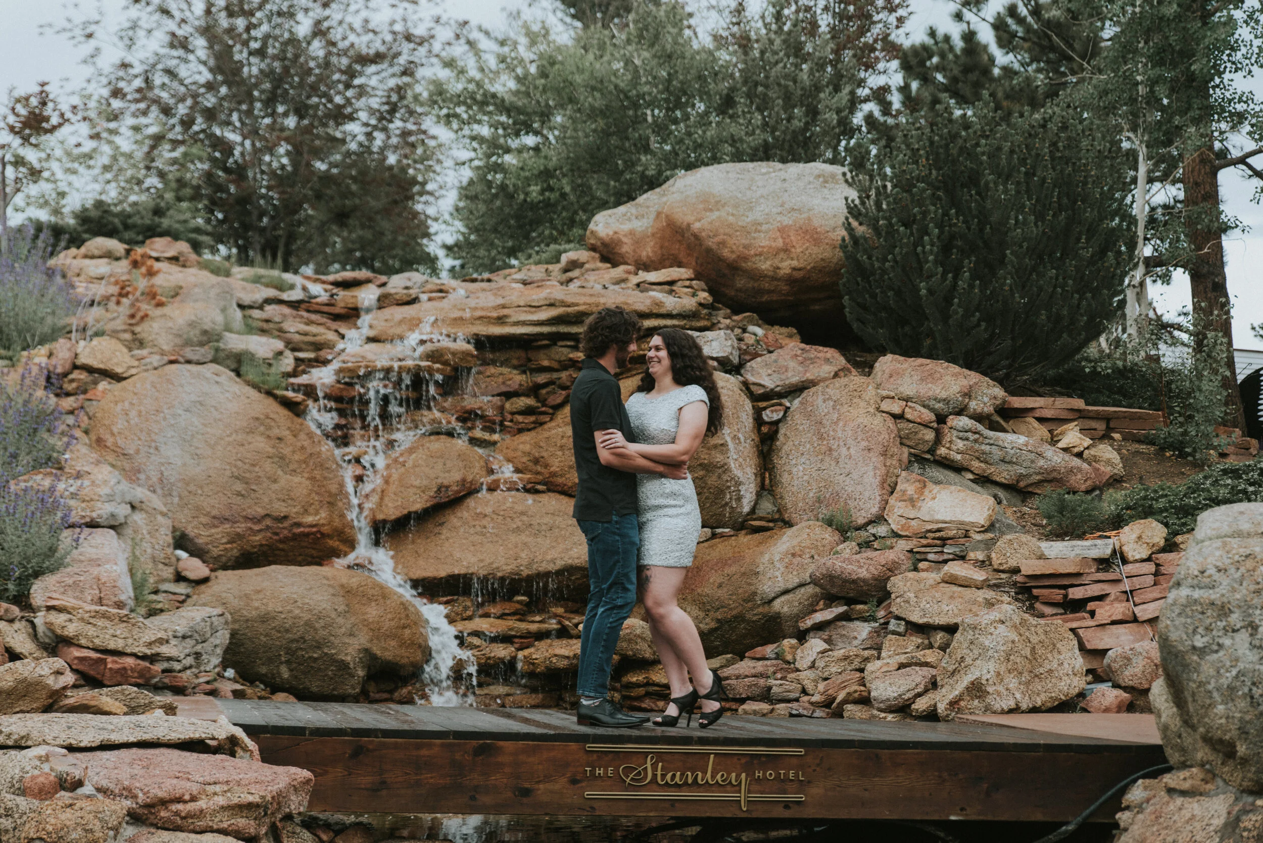 couple_embraces_at_the_stanley_hotel