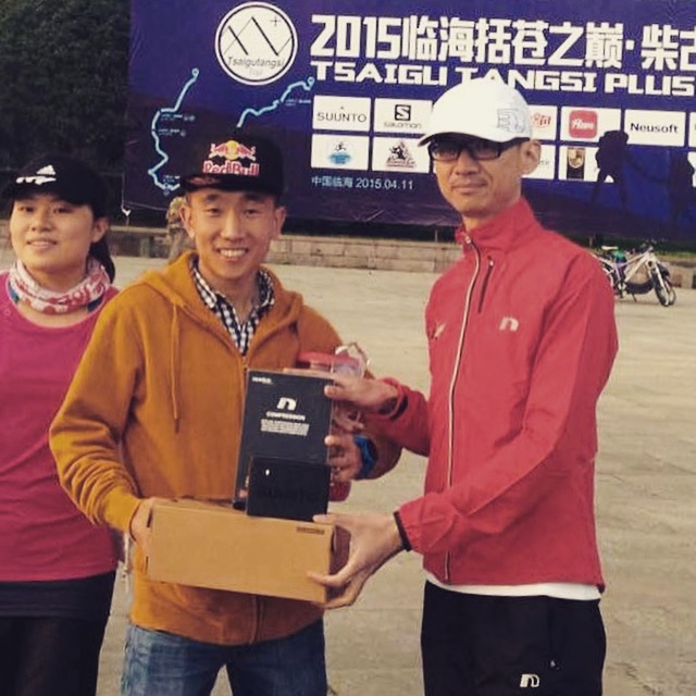 Yan Longfei receives another set of prizes from Asia Trail Master sponsor Newline Sports at TT Plus. 