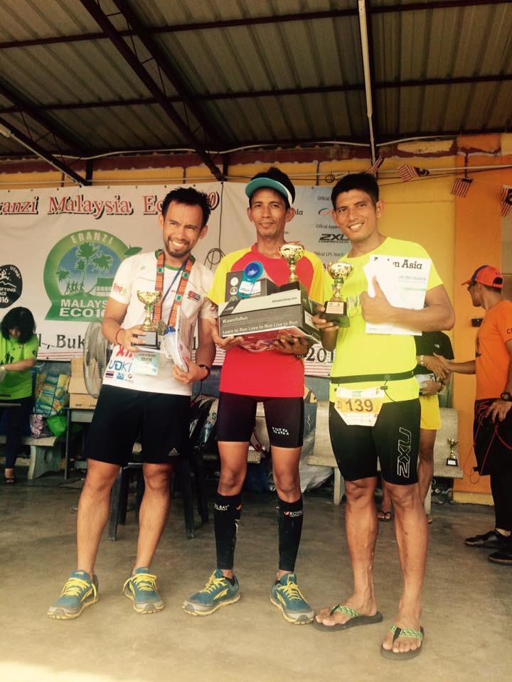 Podium of the men's 100 miles race