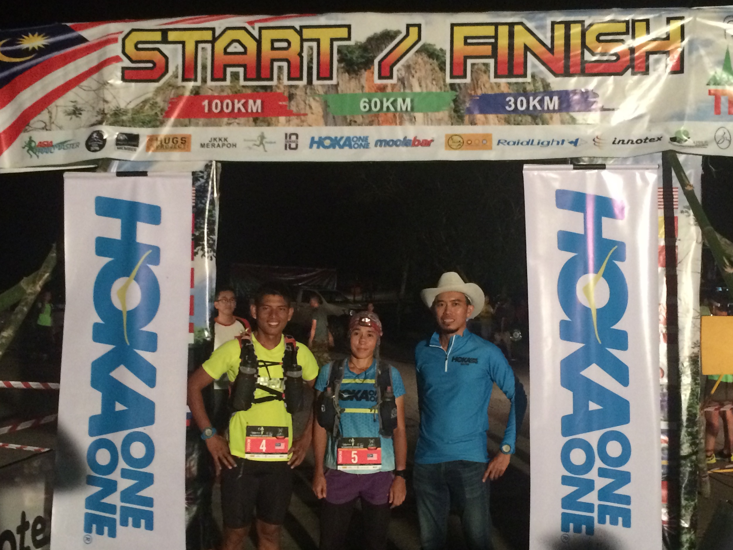 Race Director Razif Yahya flanks female champion Tahira Najmunisaa and Abdul Rahman