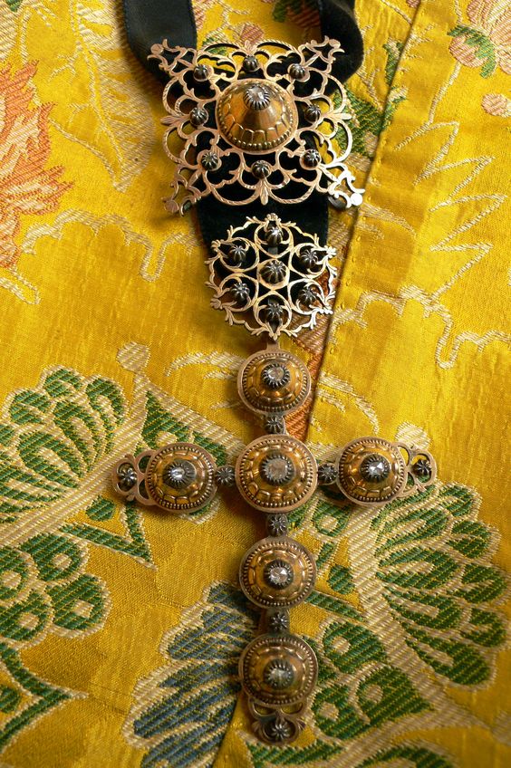  Maintenon cross on silk caraco , beginning of 18th century, Photo Credit: Fragonard
