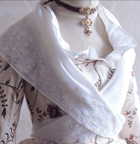 Bastidane shawl in embroidered mouslin 18th century, Photo Credit: Fragonard