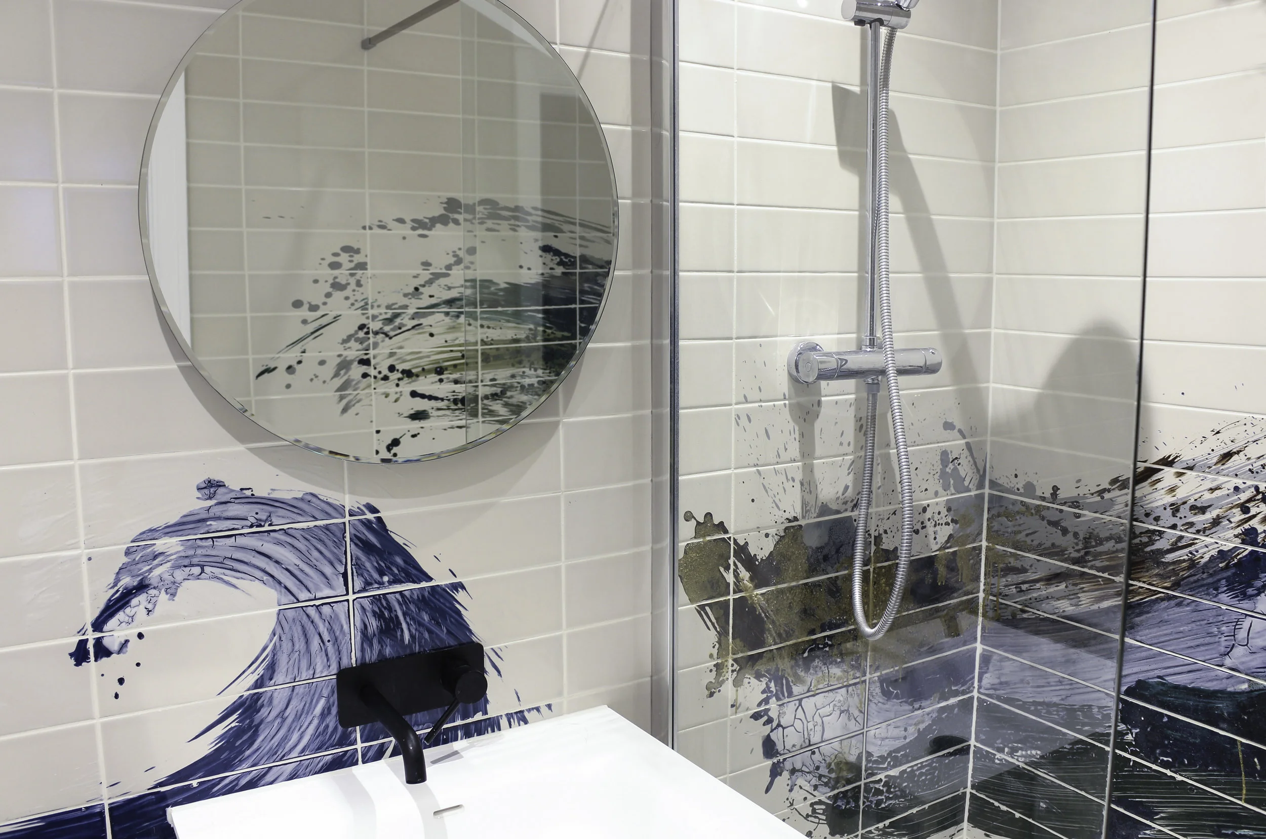 Reiko Kaneko bathroom glazed tiles ©Reiko Kaneko