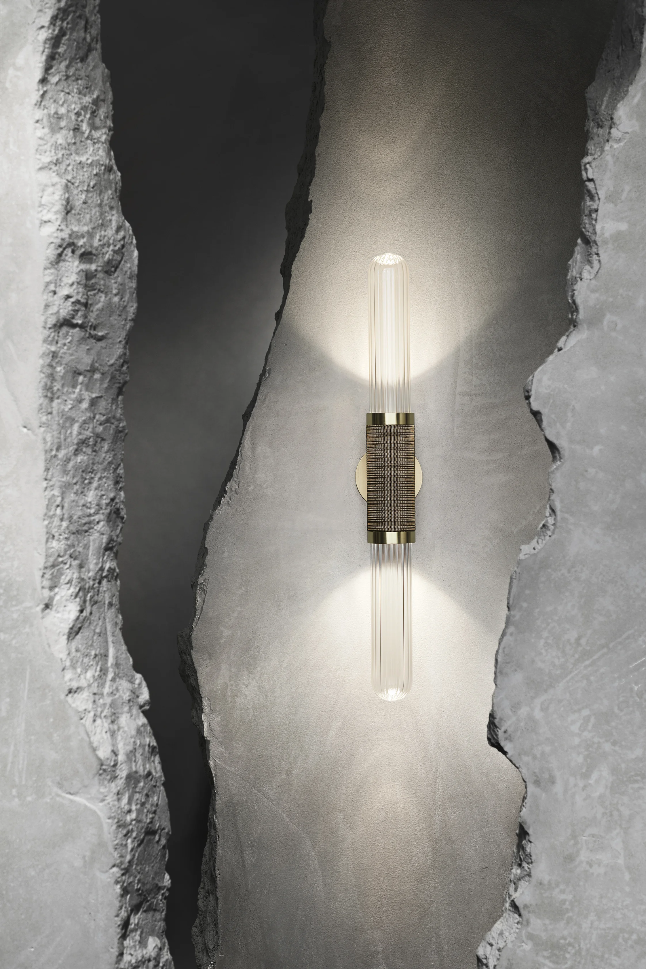 Scandal short sconce with clear fluted glass and antique brass mesh detail, 2019 ⓒ Sharyn Cairns
