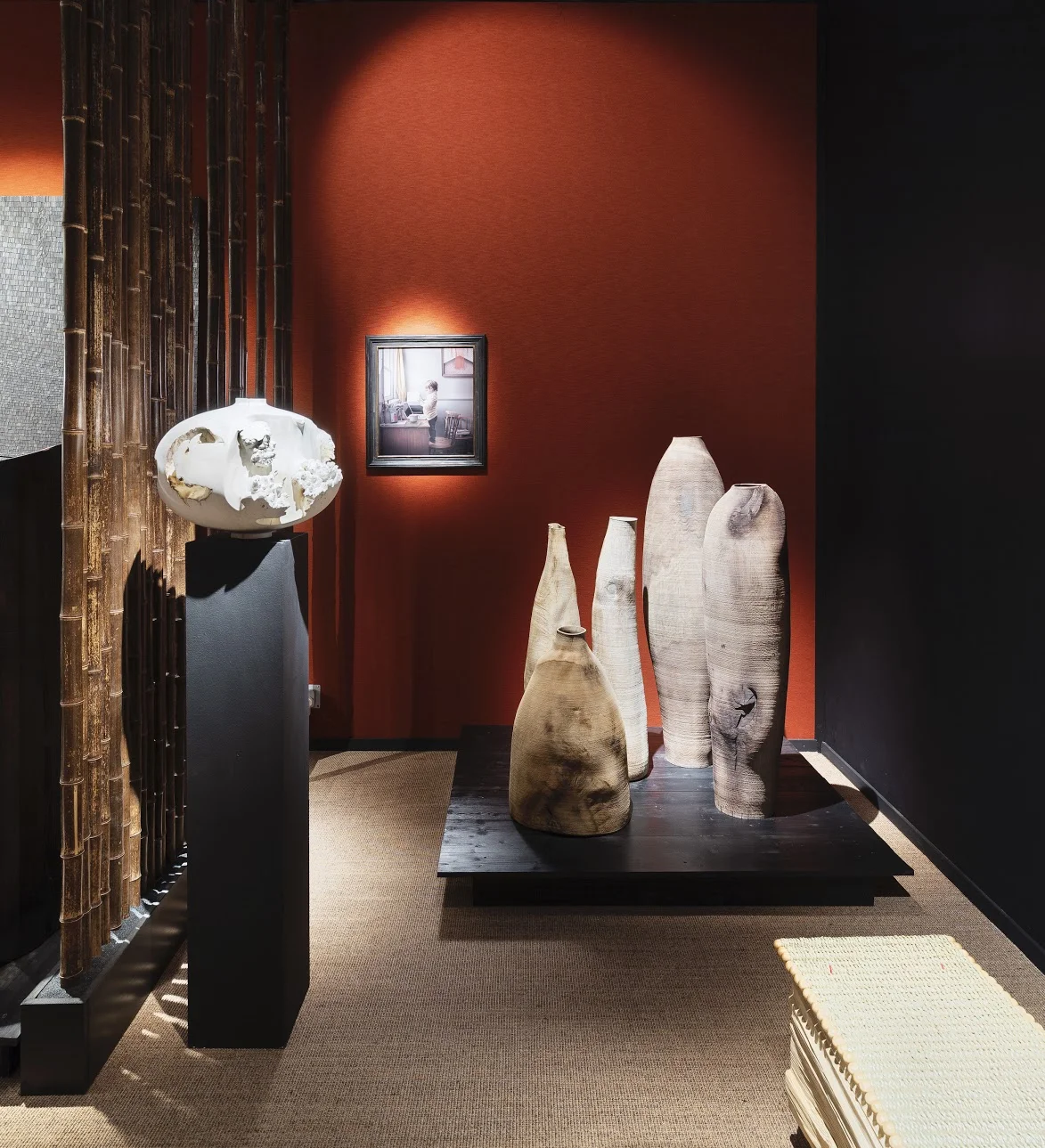 Sarah Myerscough Gallery at Masterpiece London 2019 ⓒ Ollie Hammick On display Eleanor Lakelin’s Echoes of Amphora (left), Ernst Gamperl’s vessels (right) and Maisie Broadhead’s Malou Study (background)