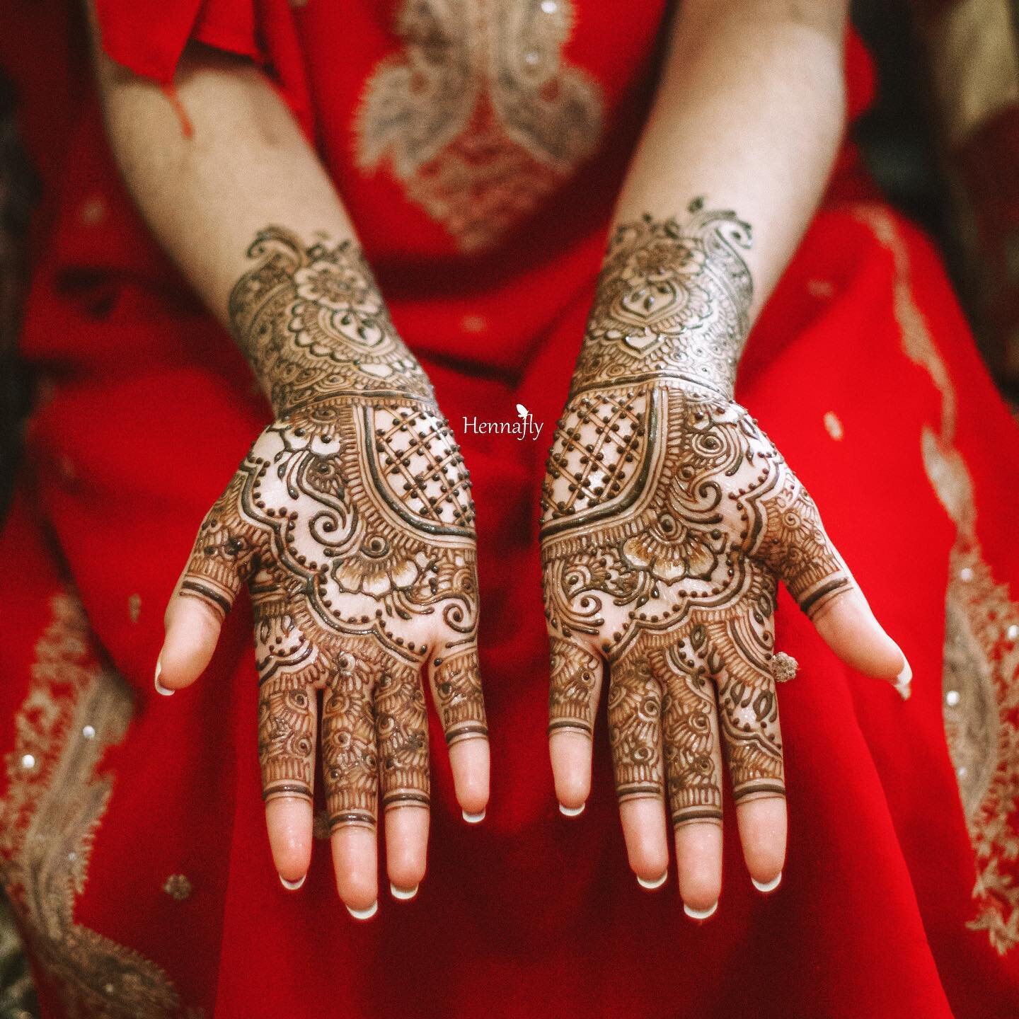Bridal henna throwback🌹 I&rsquo;ve found that bridal henna up to the mid-arm has been the most popular package for &ldquo;pandemic&rdquo; weddings this wedding season. It&rsquo;s perfect for intimate weddings happening this year ✨ #hennafly