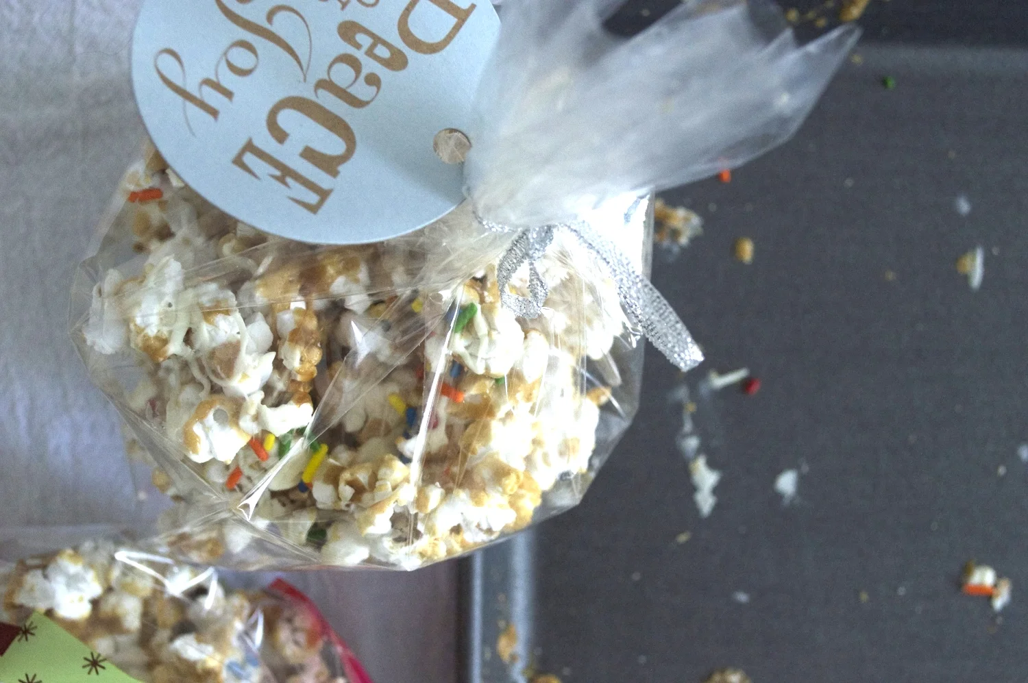 and it makes such a pretty gift! who wouldn't want to receive a prettily wrapped bag of this sweet stuff?