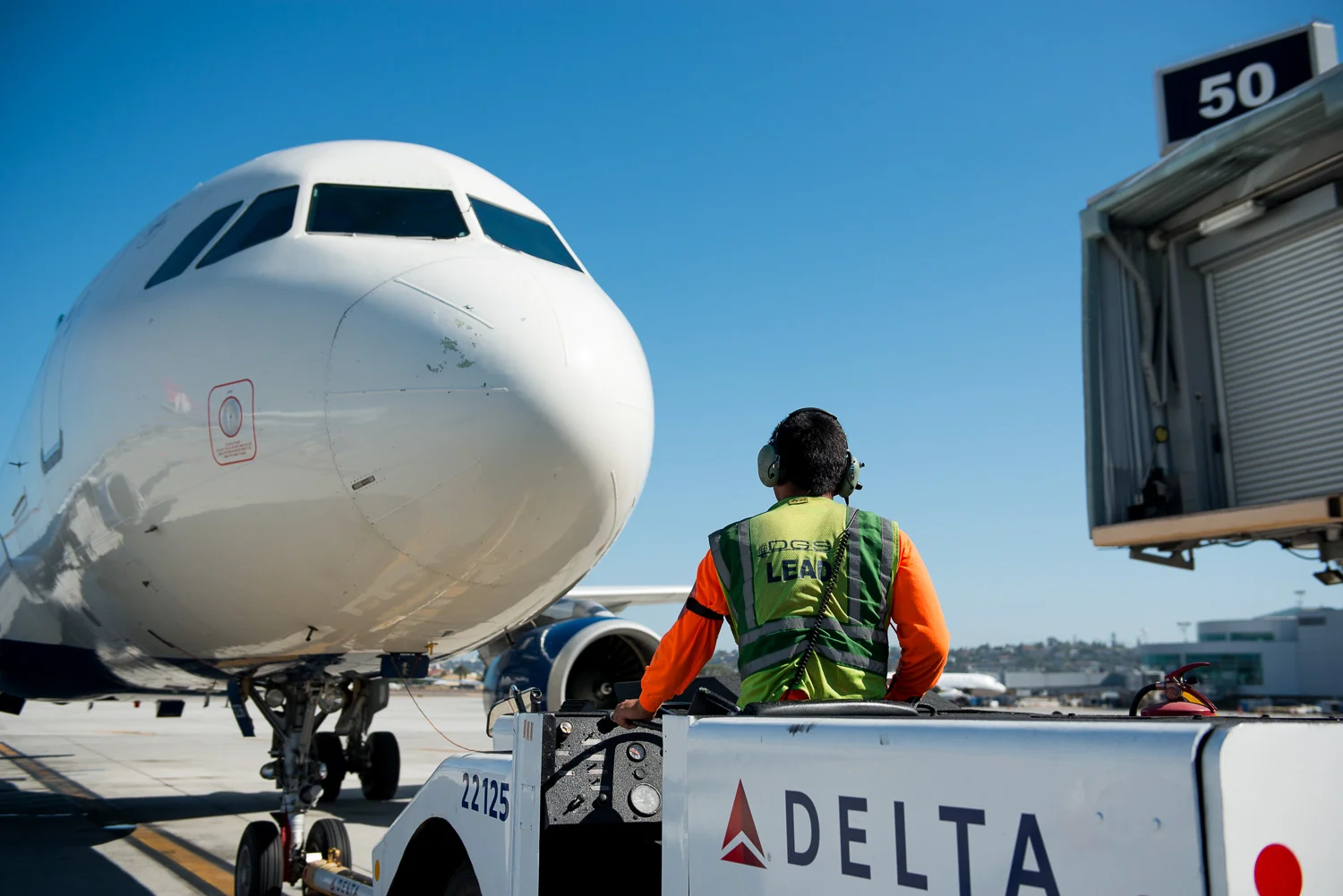 airport-baggage-handlers-tarmac.jpg