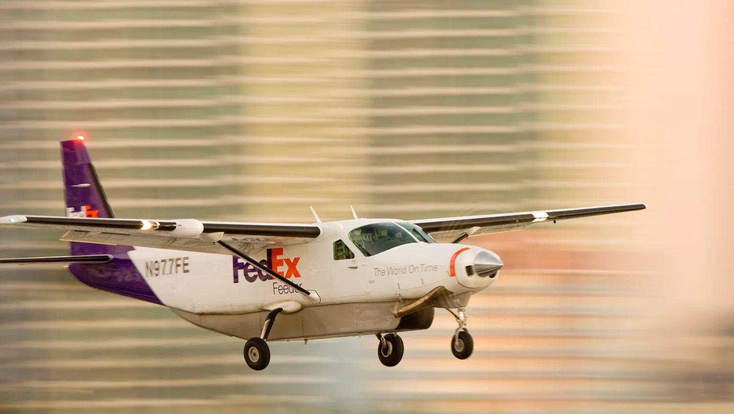 airport-fedex-plane-landing.jpg