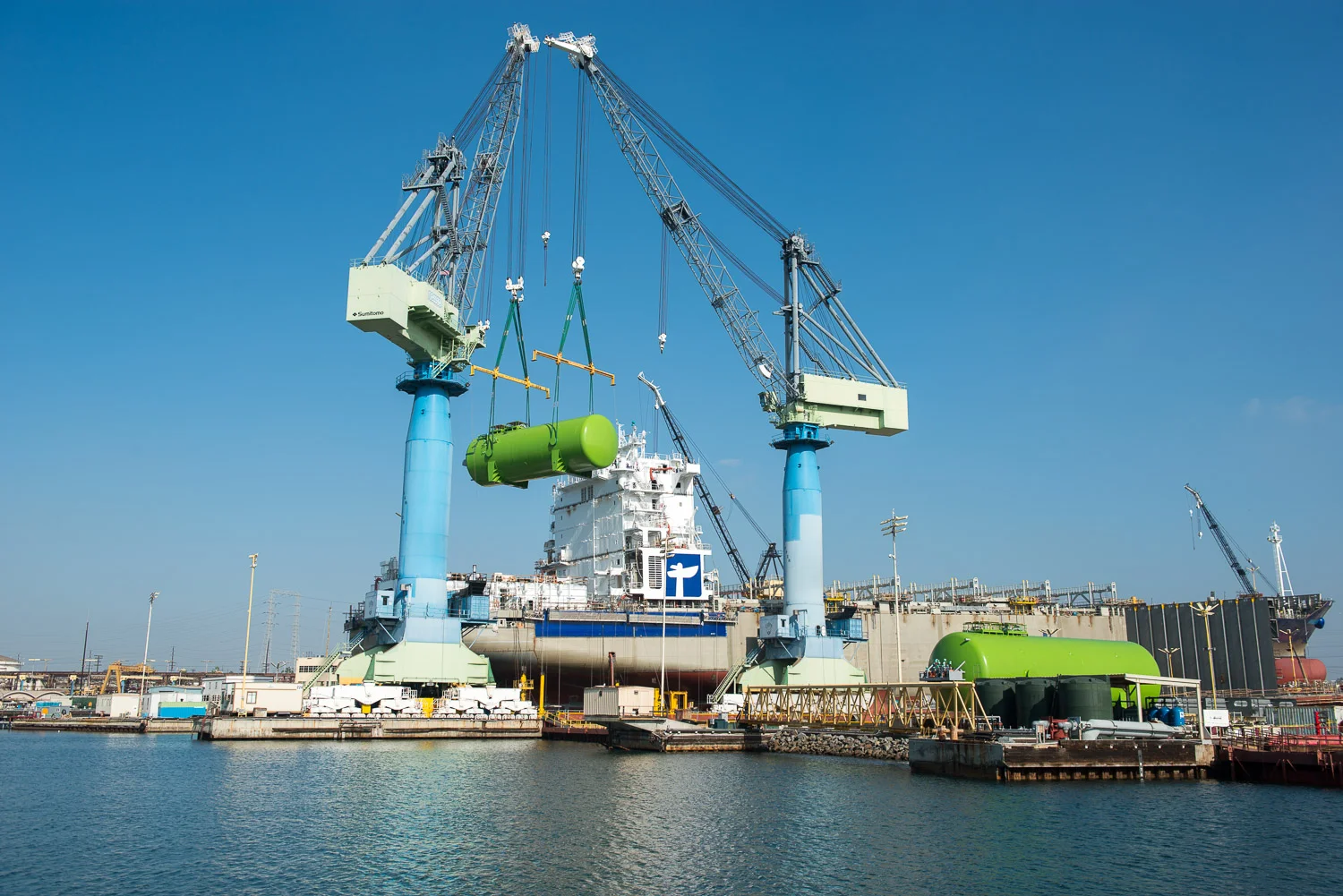 american-natural-gas-nassco-cranes-moving-tanks.jpg
