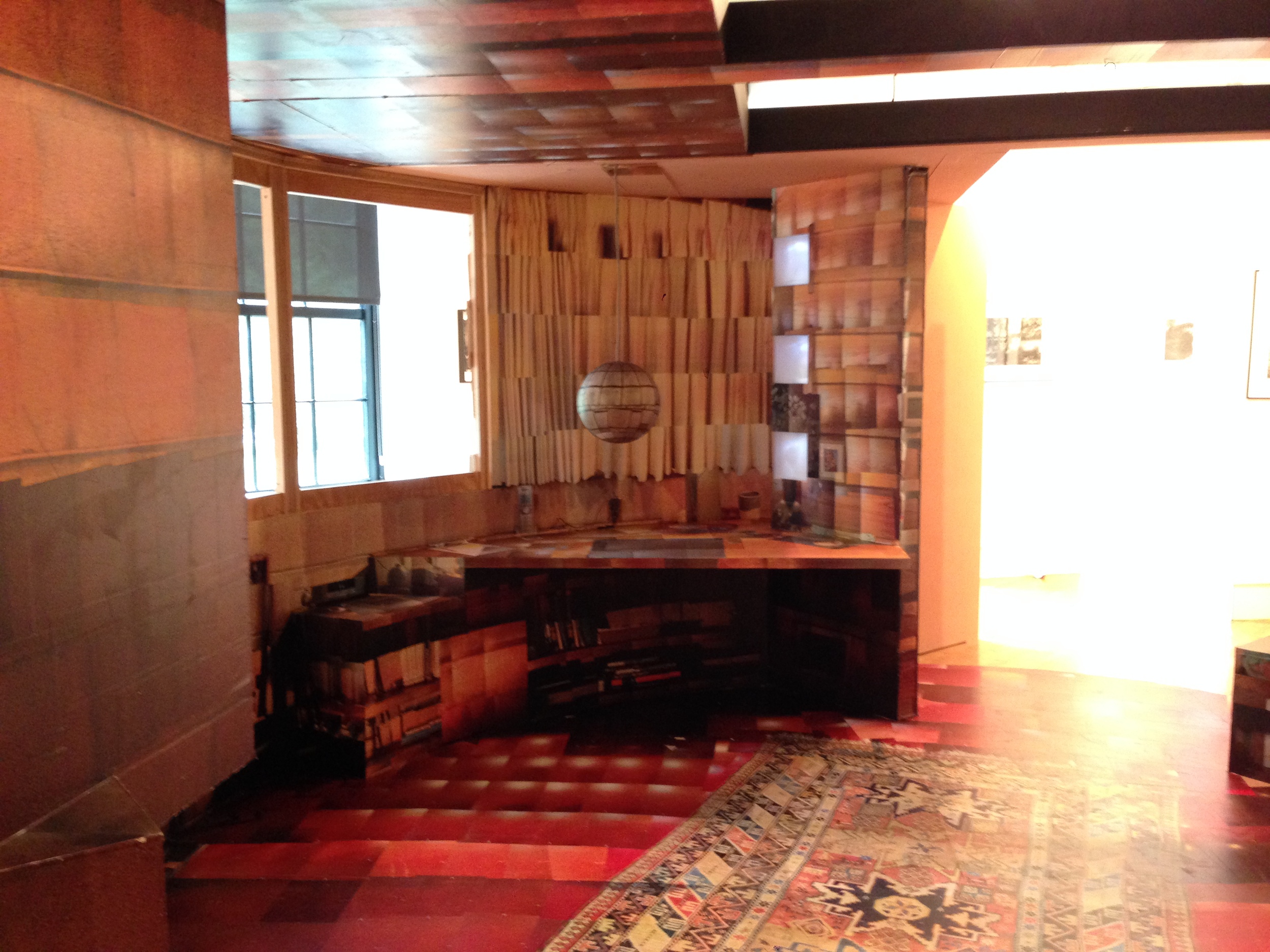 Fig. 5 > Installation detail at writing desk
