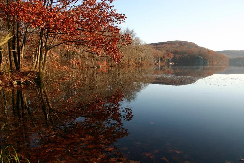 Lake+Waccabuc,+with+Castle+Rock+in+the+background.jpg