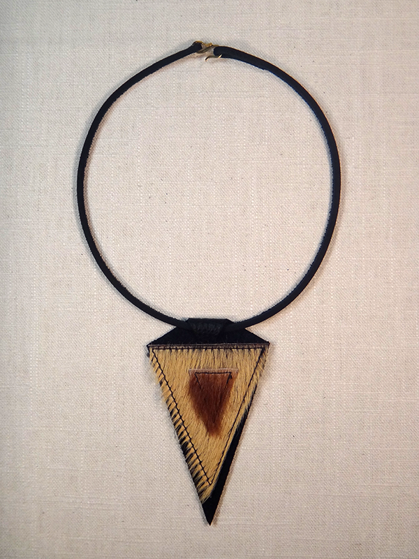 arrowhead w necklace.png