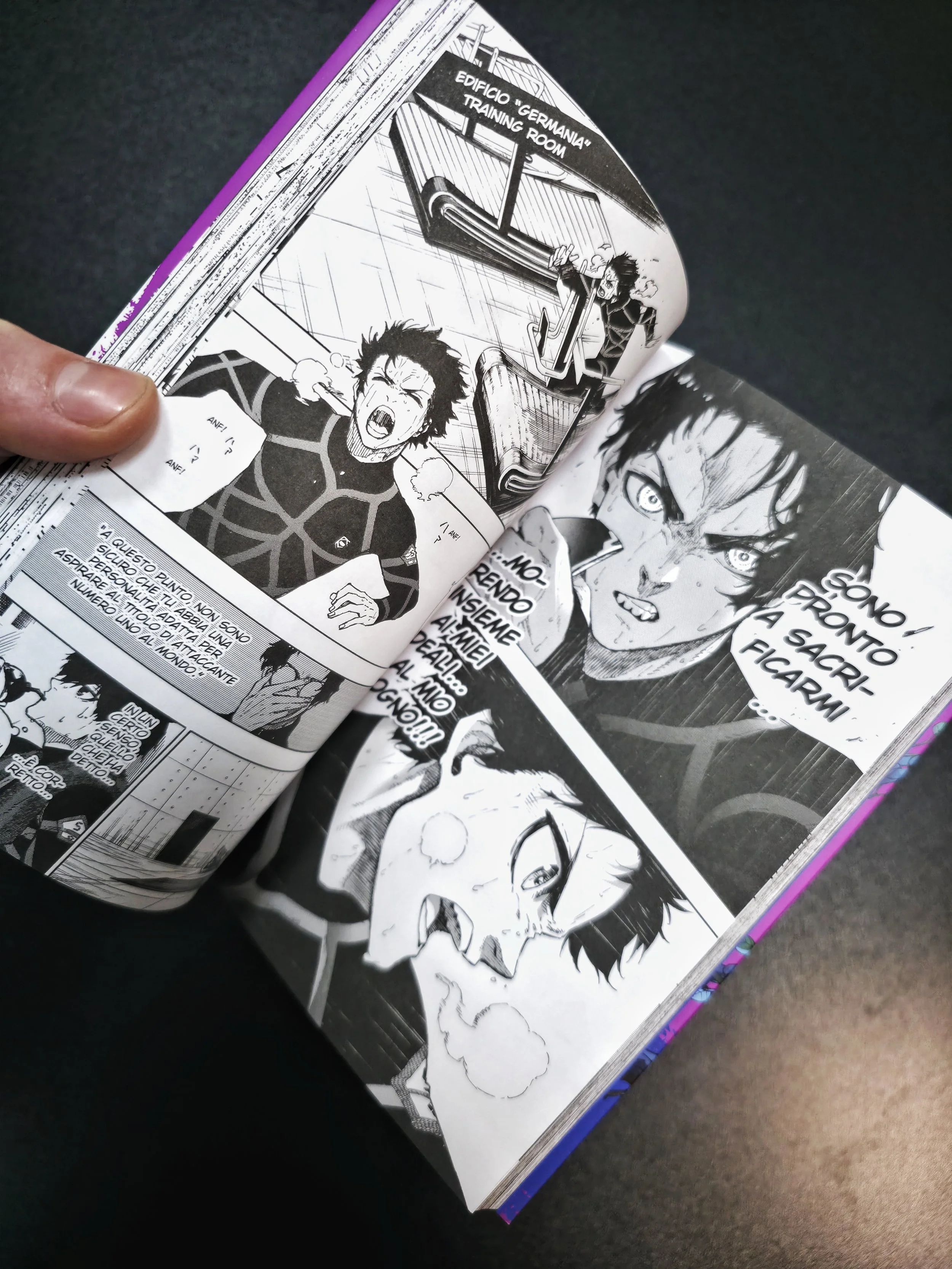 Pagine di un manga in bianco e nero che mostra due personaggi con espressioni di rabbia e determinazione, con dialoghi in italiano.