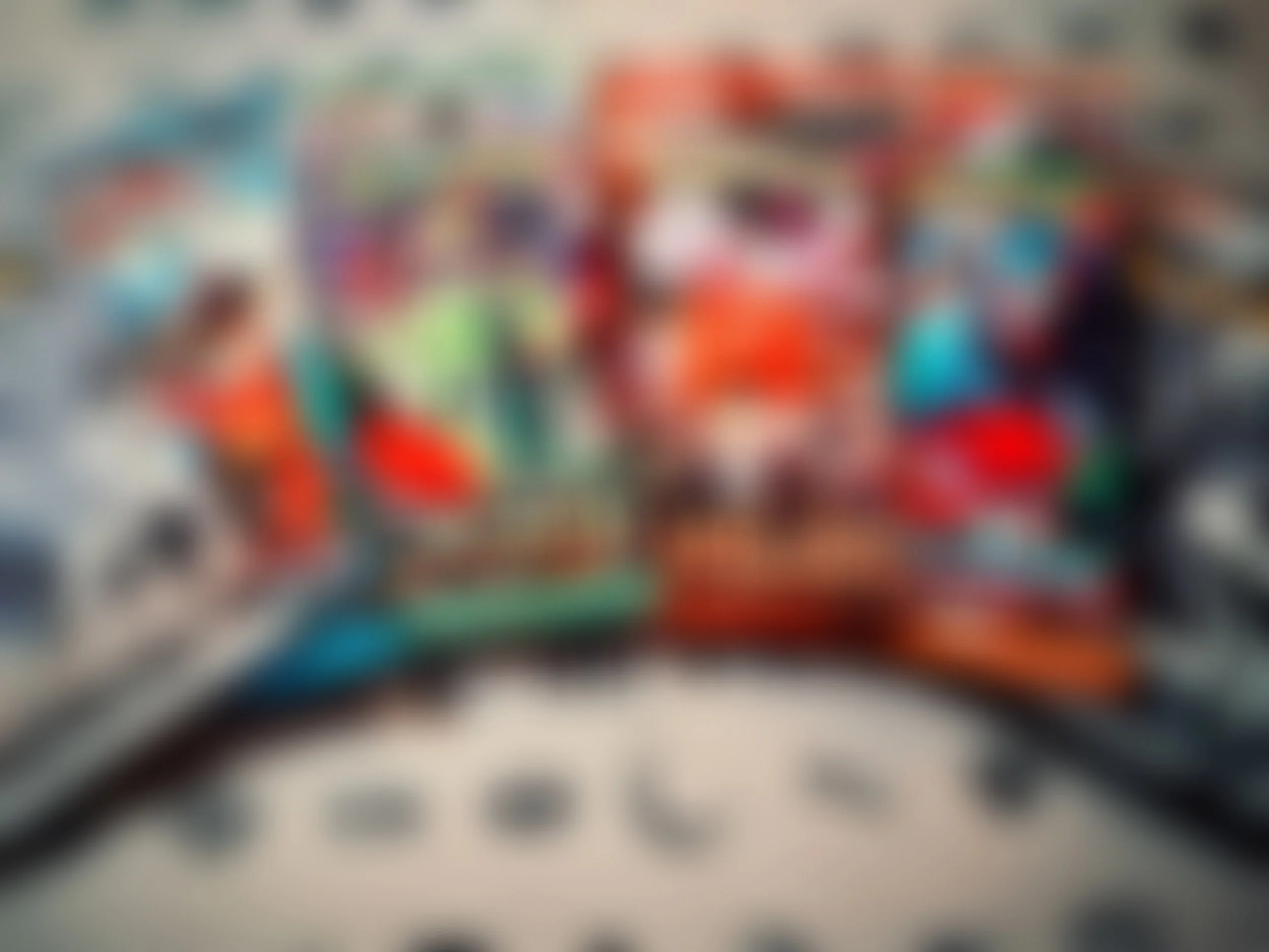 L'immagine mostra un sacchetto di caramelle o dolci colorati, ma è molto sfocata e i dettagli non sono chiari.