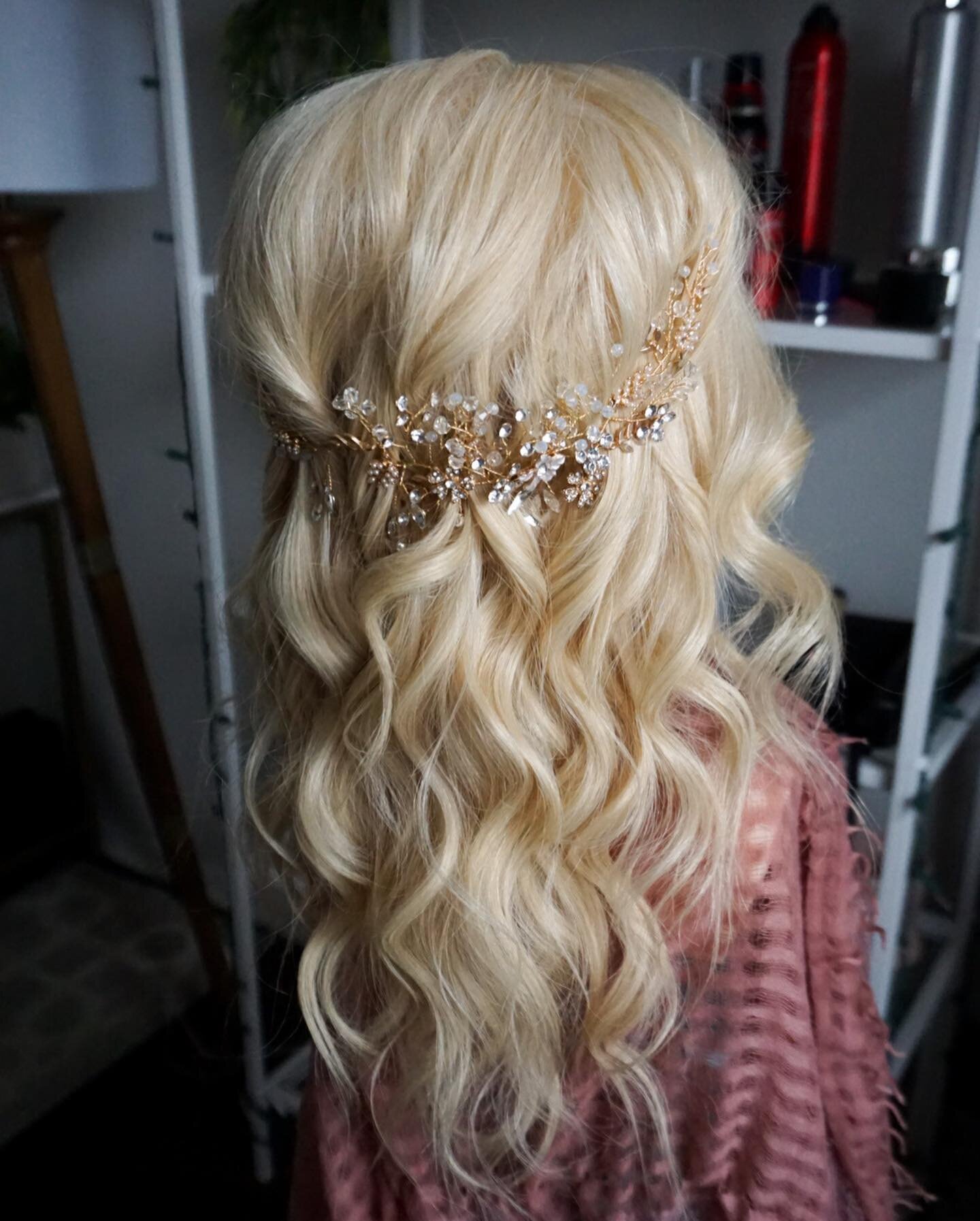 Wearing your hair down doesn&rsquo;t have to be &ldquo;simple&rdquo;! Styling it with some gorgeous cascading curls is a beautiful way of adding dimension. Want to add some glam? A sparkling statement piece takes it to the next level! ✨

Hairpiece: @