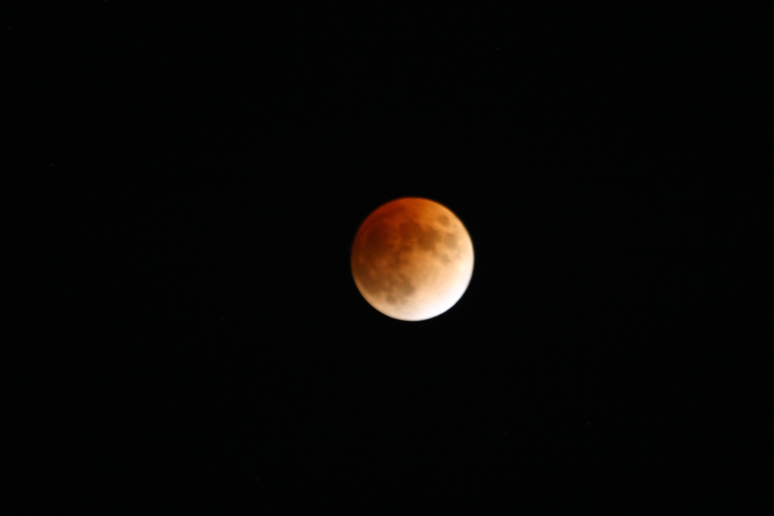 Total lunar eclipse of February 21, 2008 photographed with a 400 mm lens