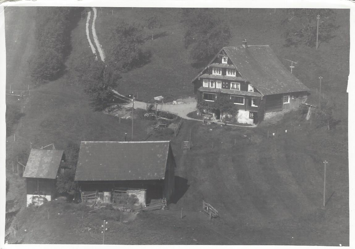 Bauernhaus Müserberg 1 vor der Renovation und alter Stall mit Silo