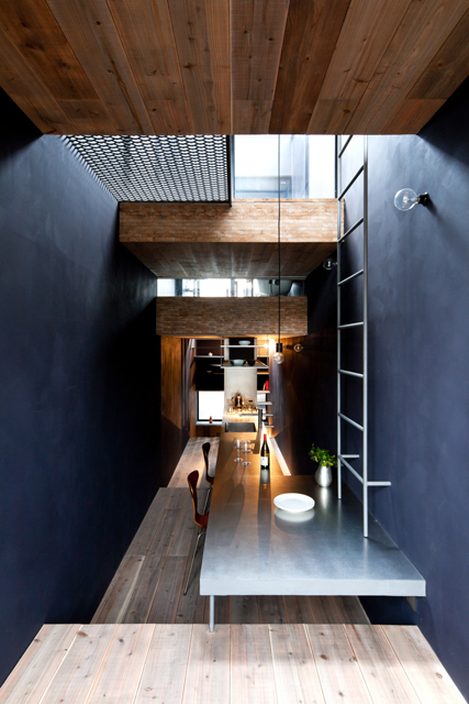Each story has been separated into two main floors with the use of elongated narrow split-level floors, creating natural dividers between different spaces. 