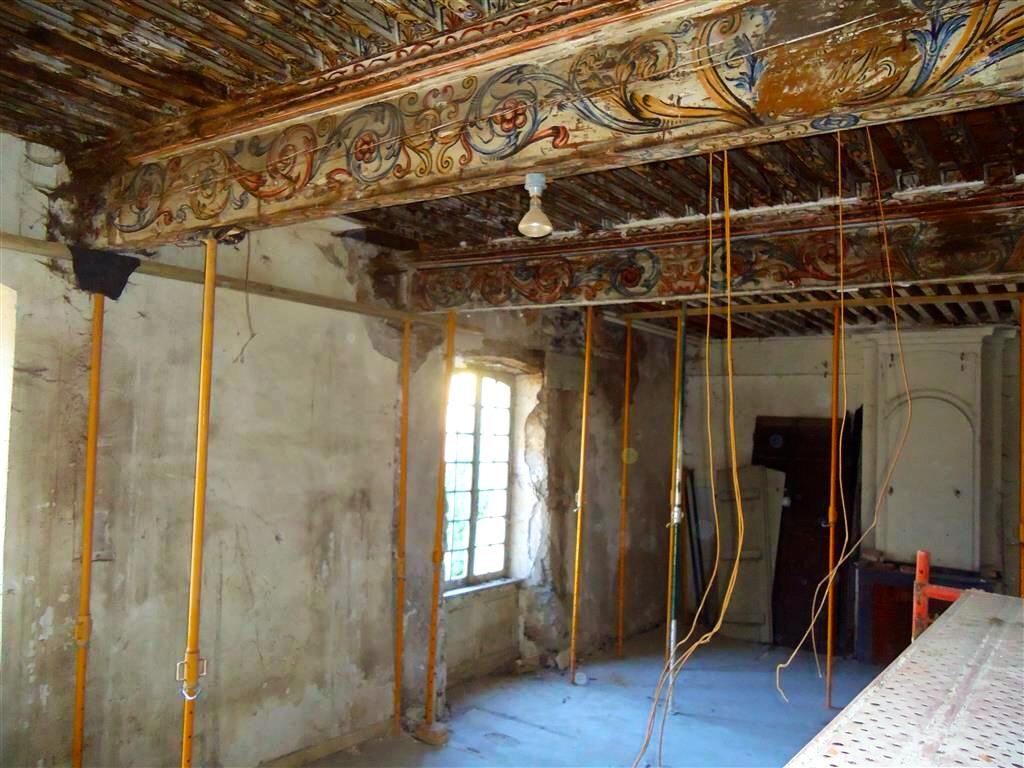  Wood coloured paint and scratching conceals the family crest to both beams ( right side of picture) . 