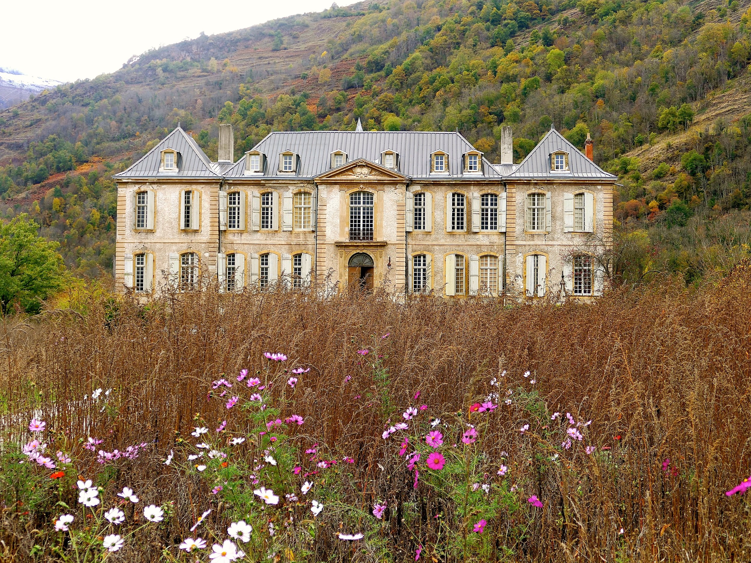В старинной усадьбе где. Chateau de GUDANES Франция. Усадьба Франция Шато. Замке Шато Дитер. Замок Шато Вердюр.
