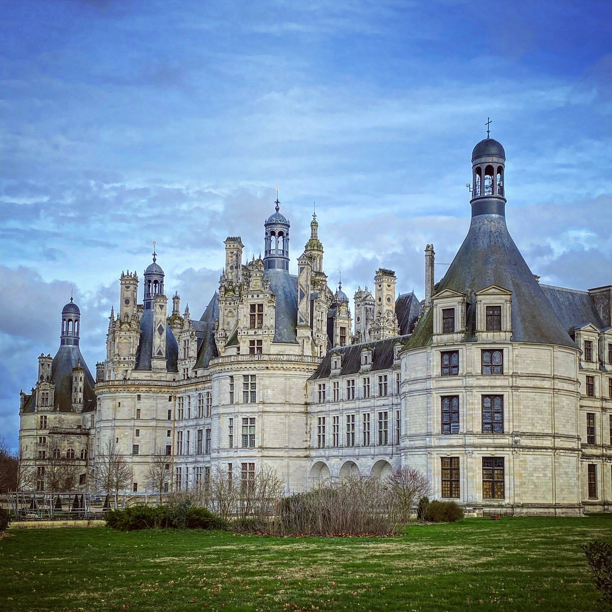 Queens, Kings  and Castles!
The French royalty may have fallen a long time ago, but these grand Chateau bring us back to this former time 👑💕🇫🇷