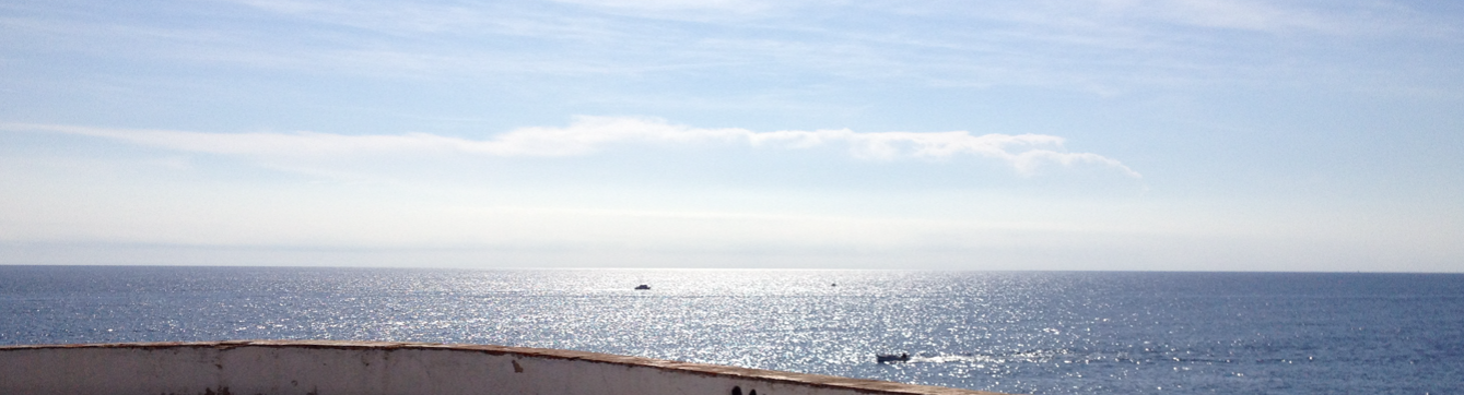  EL MERIDIANO DE LUZ ABANDONA EL CONTINENTE EUROPEO EN EL MAR MEDITERRANEO POR EL FARO DE PALAMÓS (ES) // en la hora real del mediodía con la espalda hacia el faro se puede observar cómo el sol refleja su luz sobre el mar hasta el horizonte en una línea ancha norte-sur en el meridiano de luz