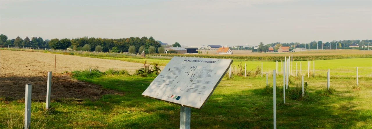 metalen paaltjes tonen de plaats van vermoedel ijk paalsporen van een nederzetting