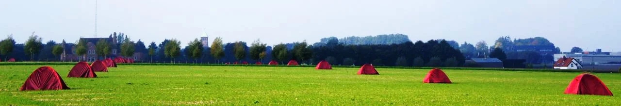 "tentes nomades" : installation 'in situ' linéaire bidirectionnelle de deux hectares sur les deux flancs de la colline 'zilverberg' par denis dujardin #be // éclairage de nuit par darlin valcke #be