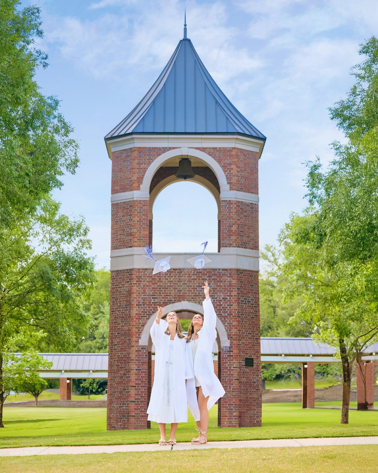 THE twins. 👏👏🎓🎓

Congrats @clairealexander22 and @josie.alexander16 
#joylesenior #gradsession #brookstone #senior #classof2025.