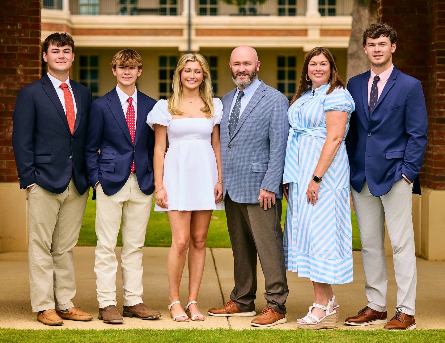 Don&rsquo;t forget the parents, the siblings, or the Cougar on your graduation session 👩&zwj;🎓. 

🤔 #jpyleseniors have special sessions to celebrate your accomplishment. (Thanks @gaylamarrington ). 
-Ensuring everyone you want is there. 
-Everyone