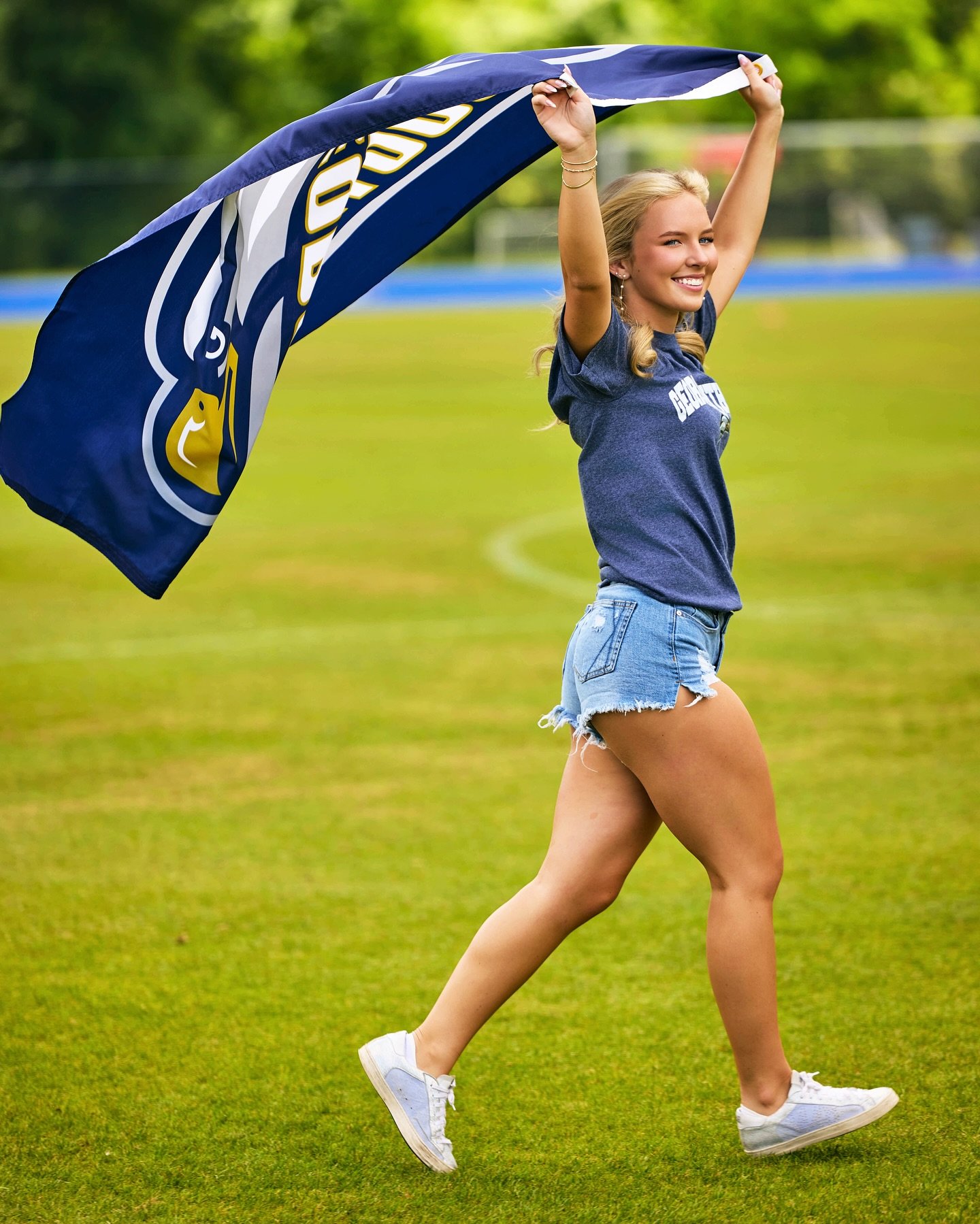 Senior cougar 💙 becomes eagle. 🦅
Grad senior session with @ava.mickelson #jpylesenior and her parents. 

#classof2026.  #whenitmatters. 📅 www.johnpyle.com #seniors #jpyle #columbus #auburn #atlanta #lagrange #smithsstation #opelika #30a 📸

⭐️⭐️⭐️