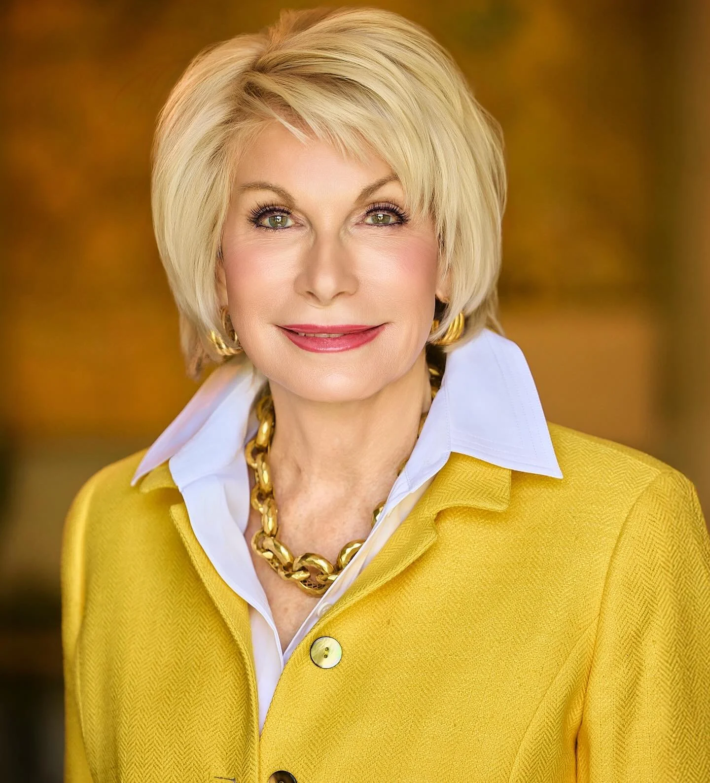 Everyone needs to see some bright colors and a nice smile to greet you on rainy Monday. 🌧️ 💛
Headshots and branding with @melissathomasrealestate. 

YOUR image matters at www.JohnPyle.com  #jpyle
#jpyleheadshots 
New sessions and dates for fall 🍁?